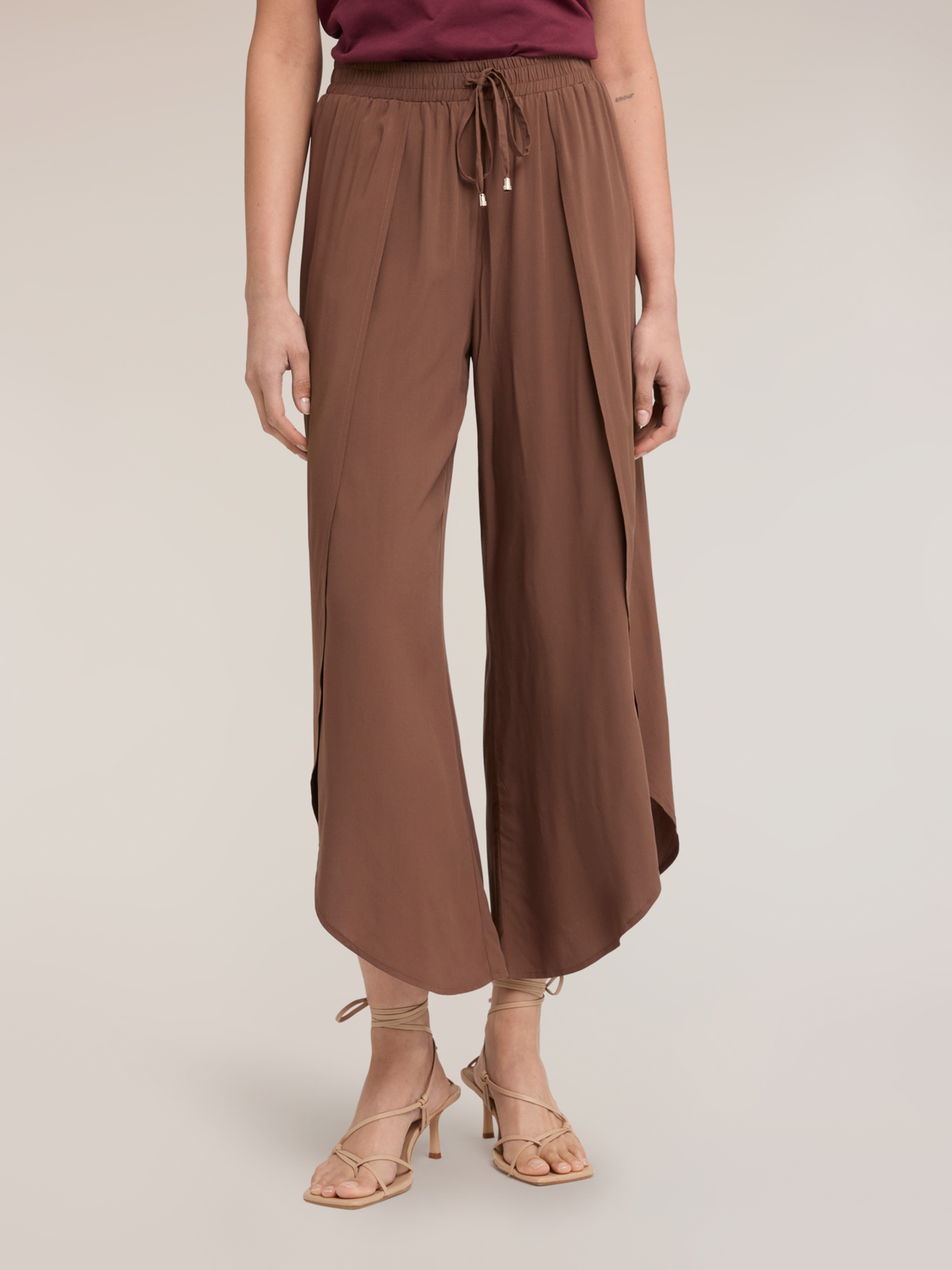 Pantalon paréo, MOTIVI