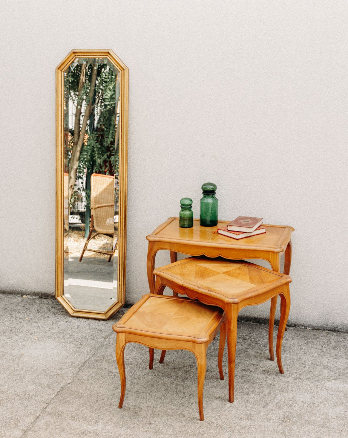 Lot de 3 tables gigognes aux plateaux marquetés Barbara N°166 - Bon état, DEBONGOUT