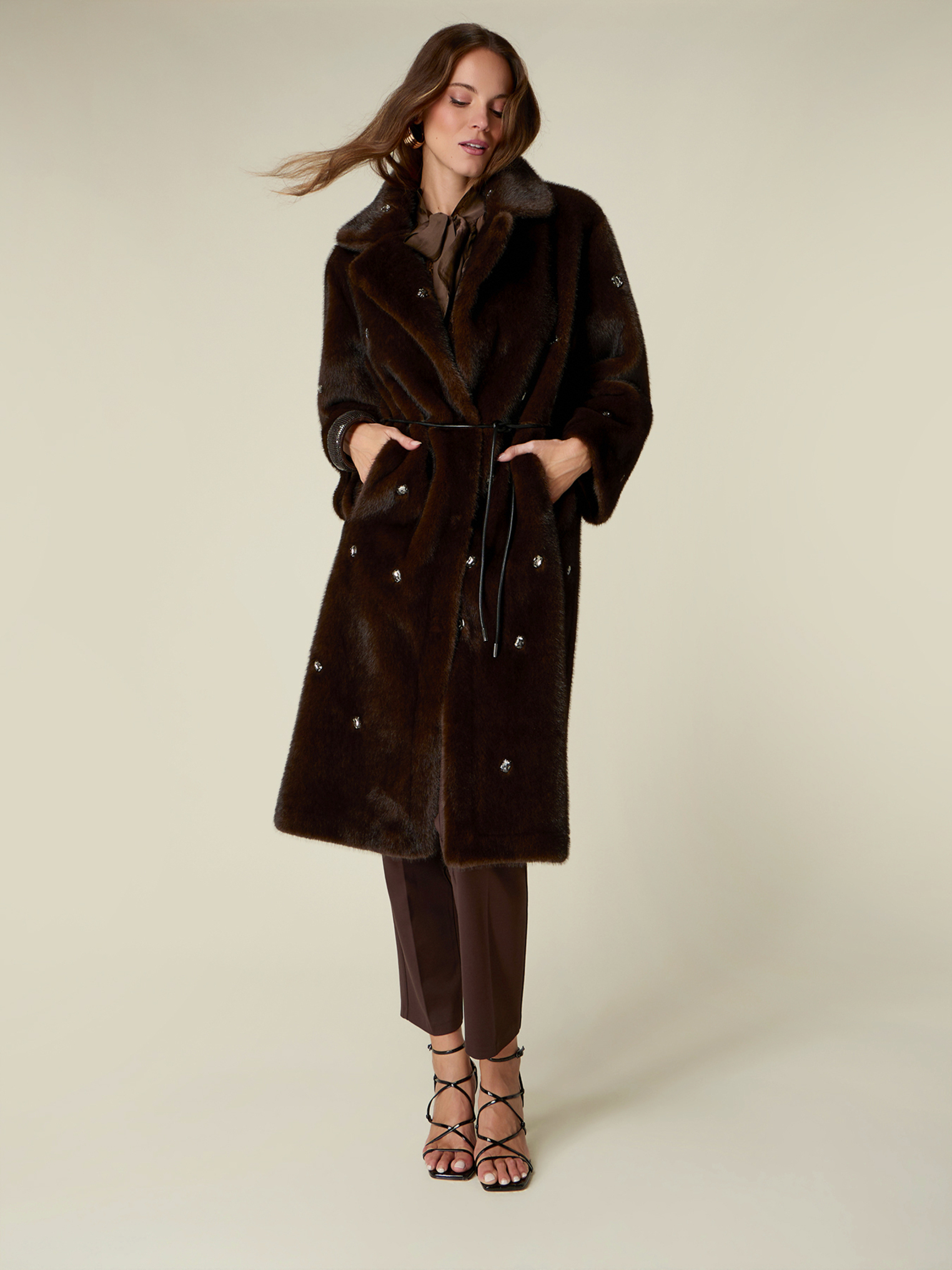 Manteau long avec pierres serties, OLTRE
