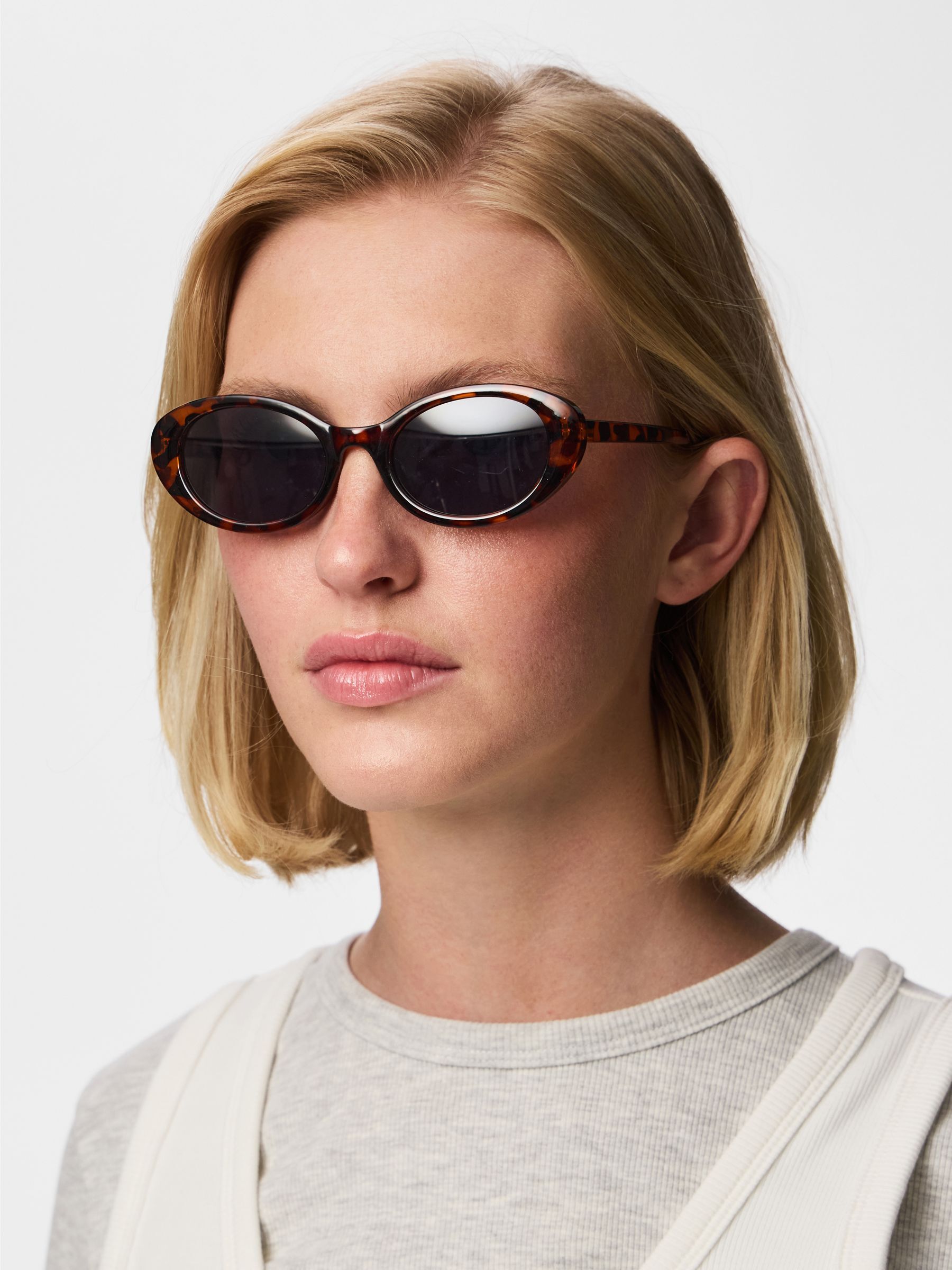 Lunettes De Soleil, PIECES