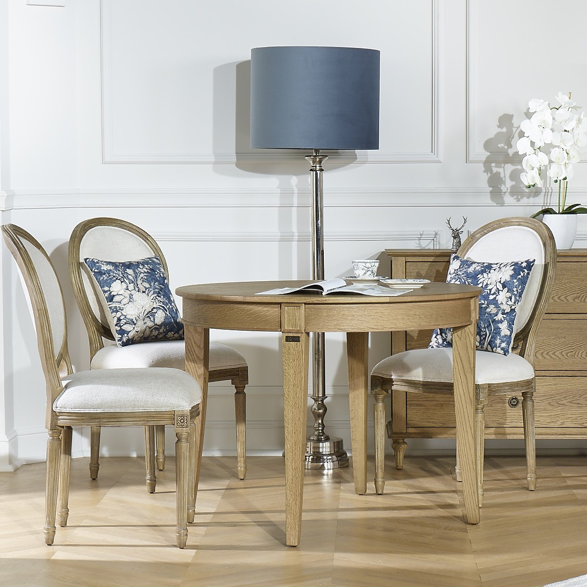 Table ronde en chêne 4 couverts HAUSSMANN, ROBIN DES BOIS