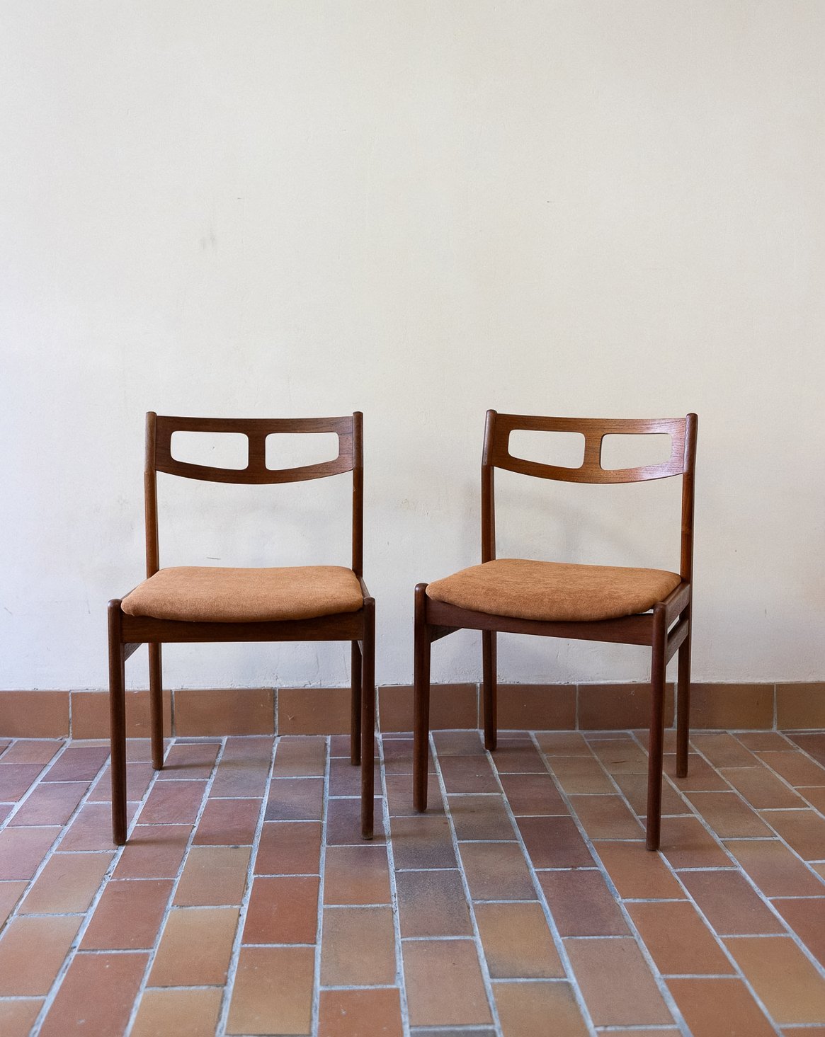 Paire de chaises aux jolis dossiers Alma N°1798 - Bon état, DEBONGOUT
