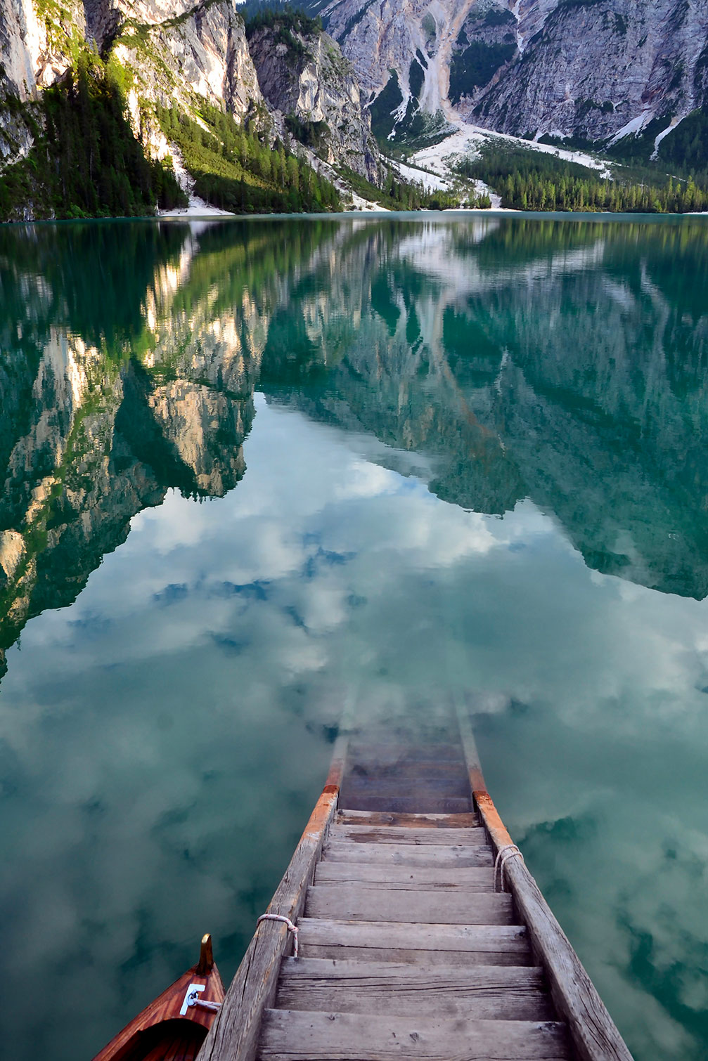 Paysage montagne lac barque dans les dolomites, HEXOA