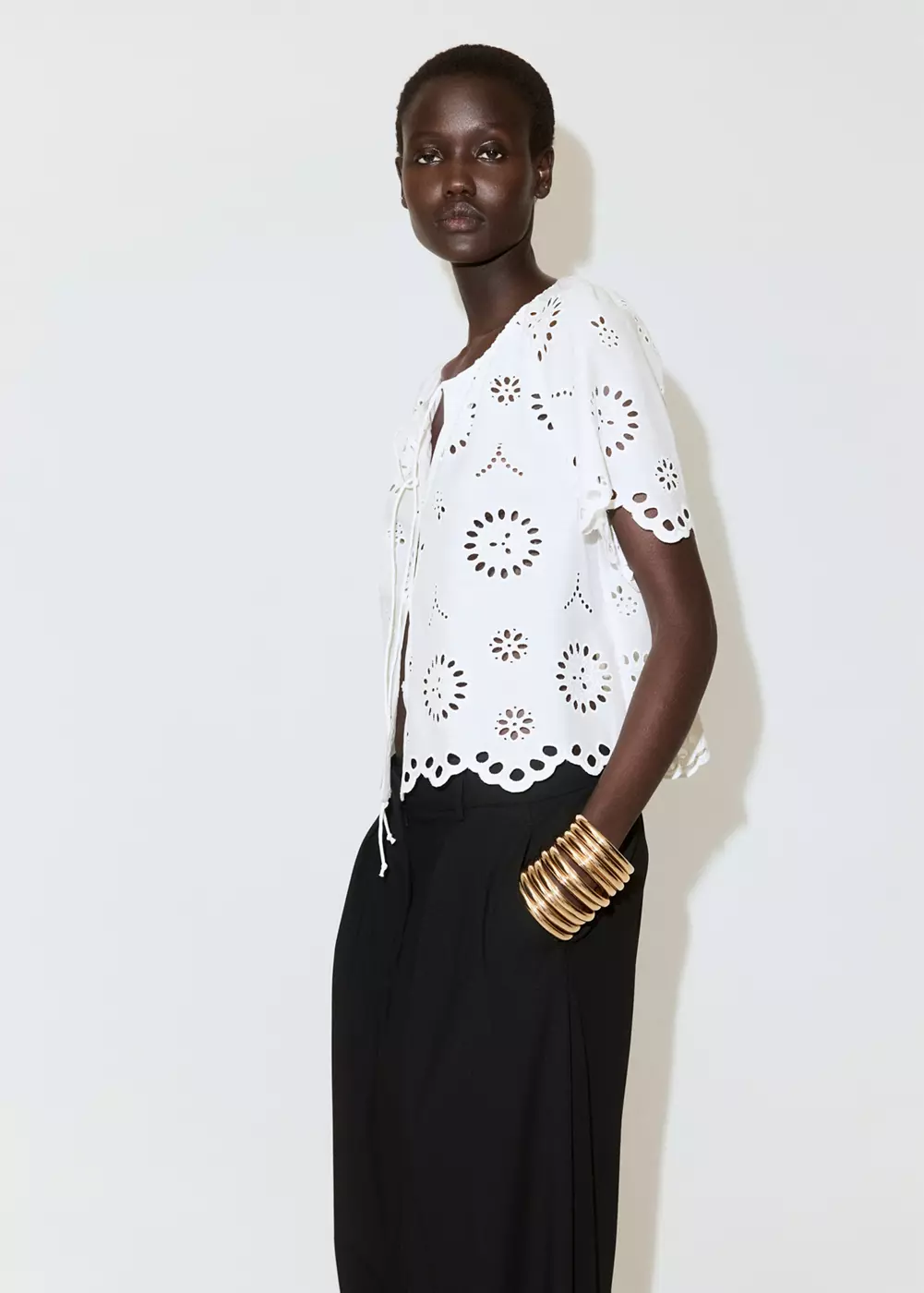Blouse 100 % coton à broderies ajourées, MANGO