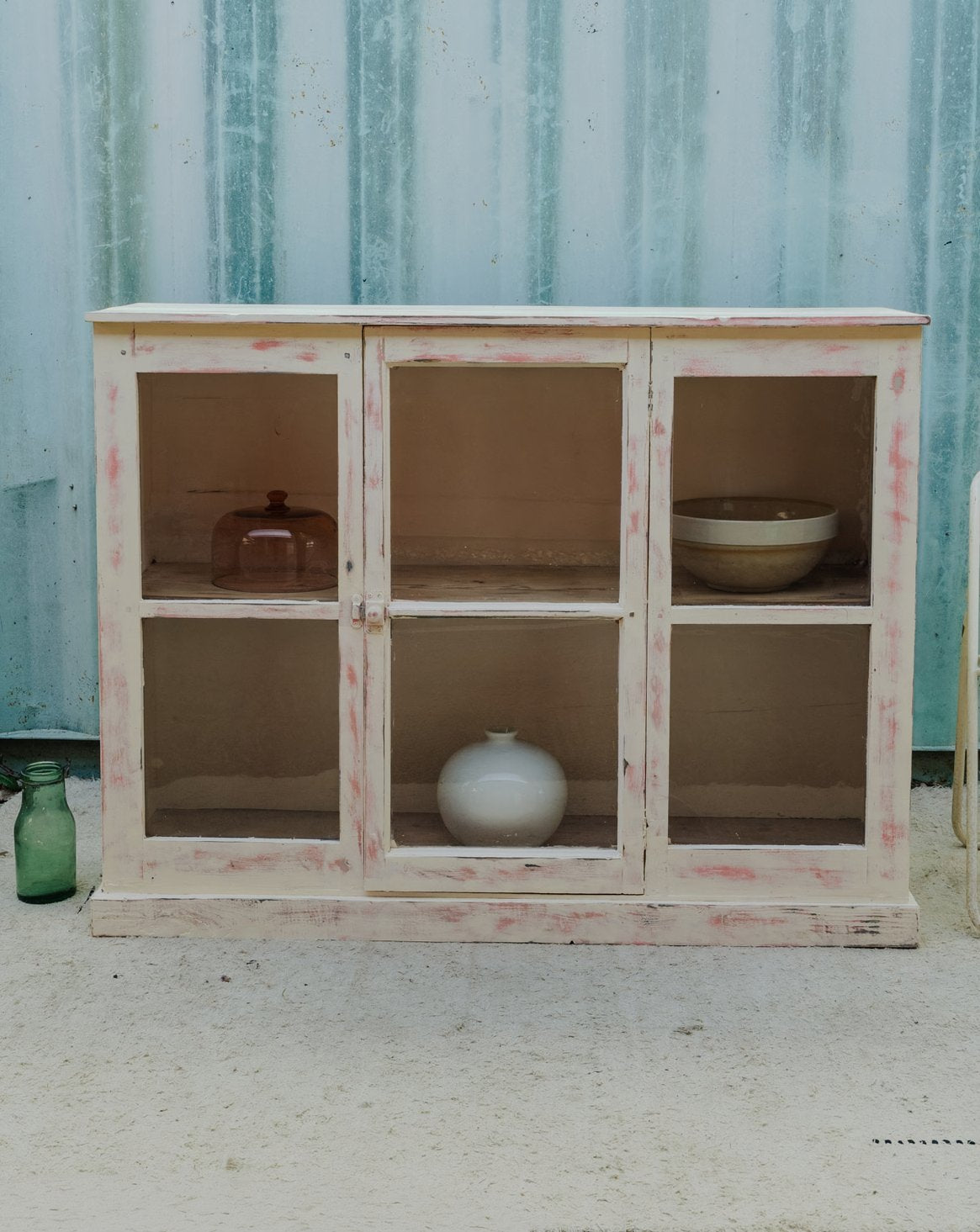 Buffet vitré en bois blanc et rose Gilbert N°1906 - Bon état, DEBONGOUT