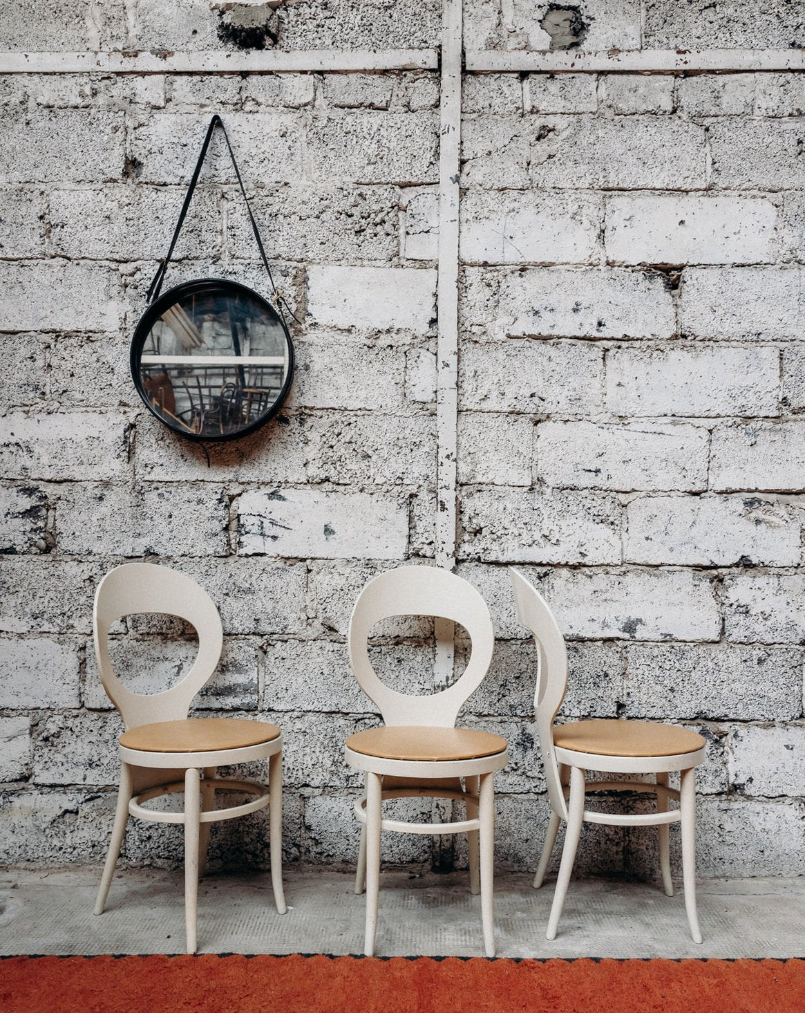Lot de 3 chaises en skaï Alma N°685 - Bon état, DEBONGOUT