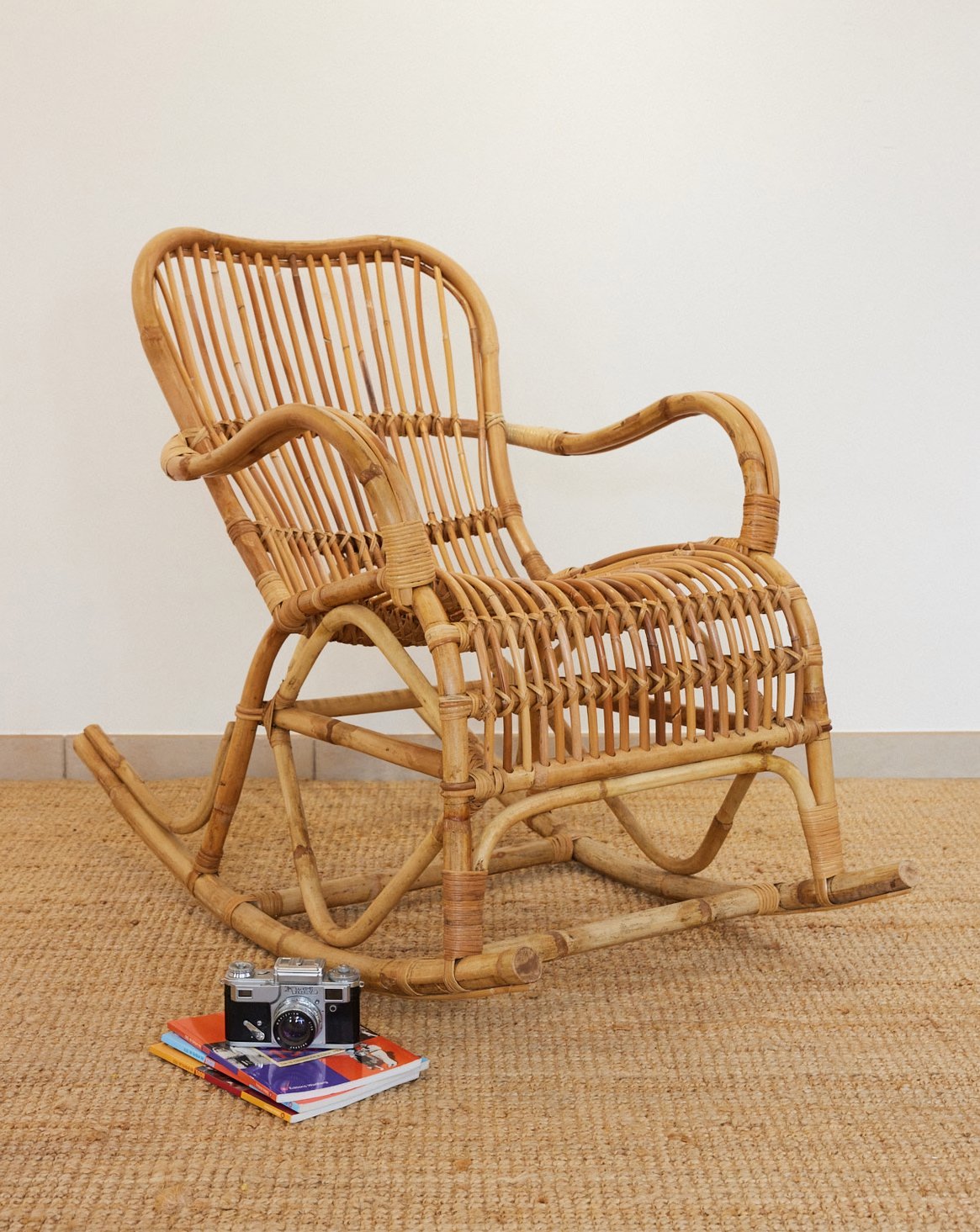 Rocking-chair en rotin Alibert N°107 - Bon état, DEBONGOUT