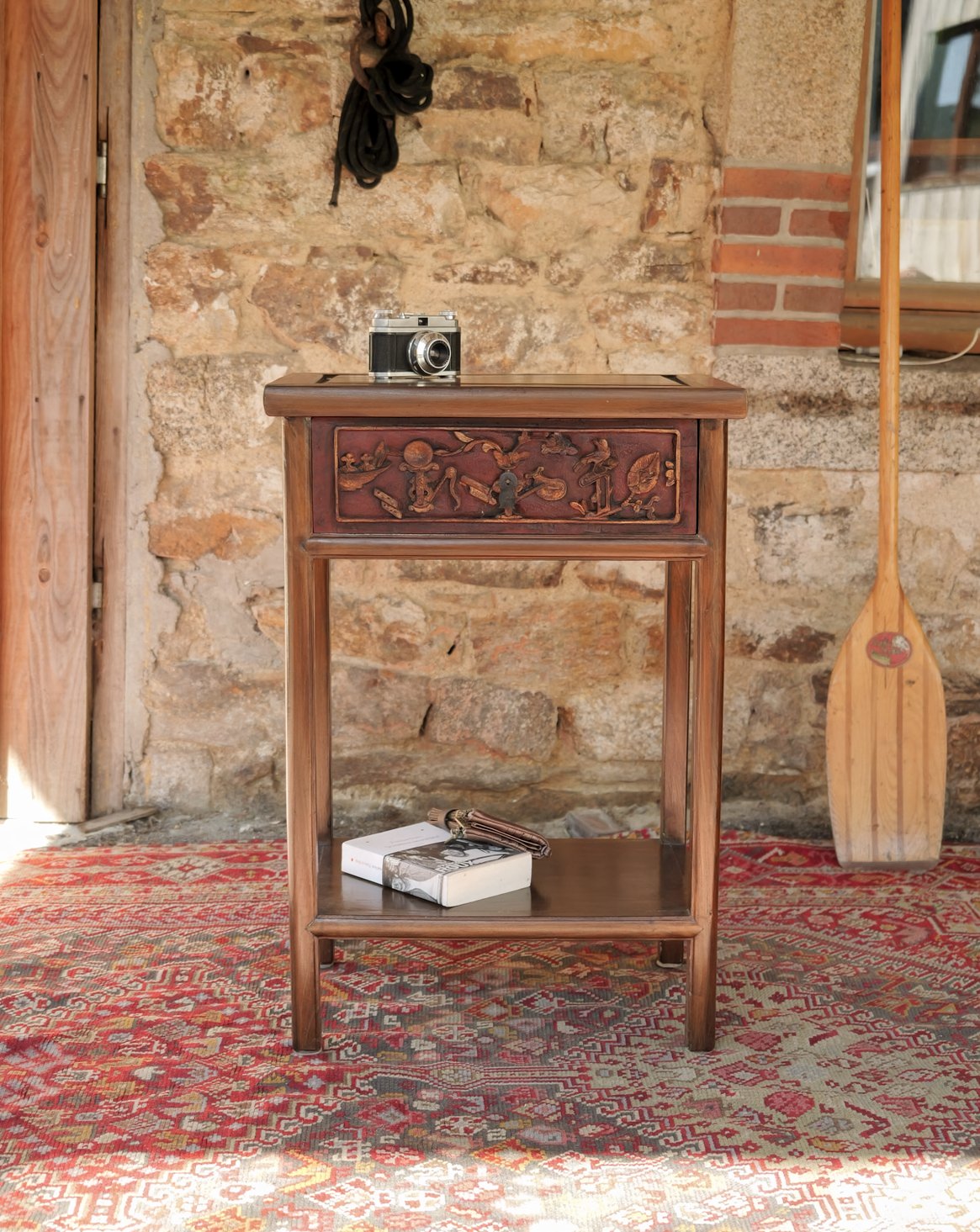 Table d'appoint au tiroir sculpté Francine N°1584 - Bon état, DEBONGOUT