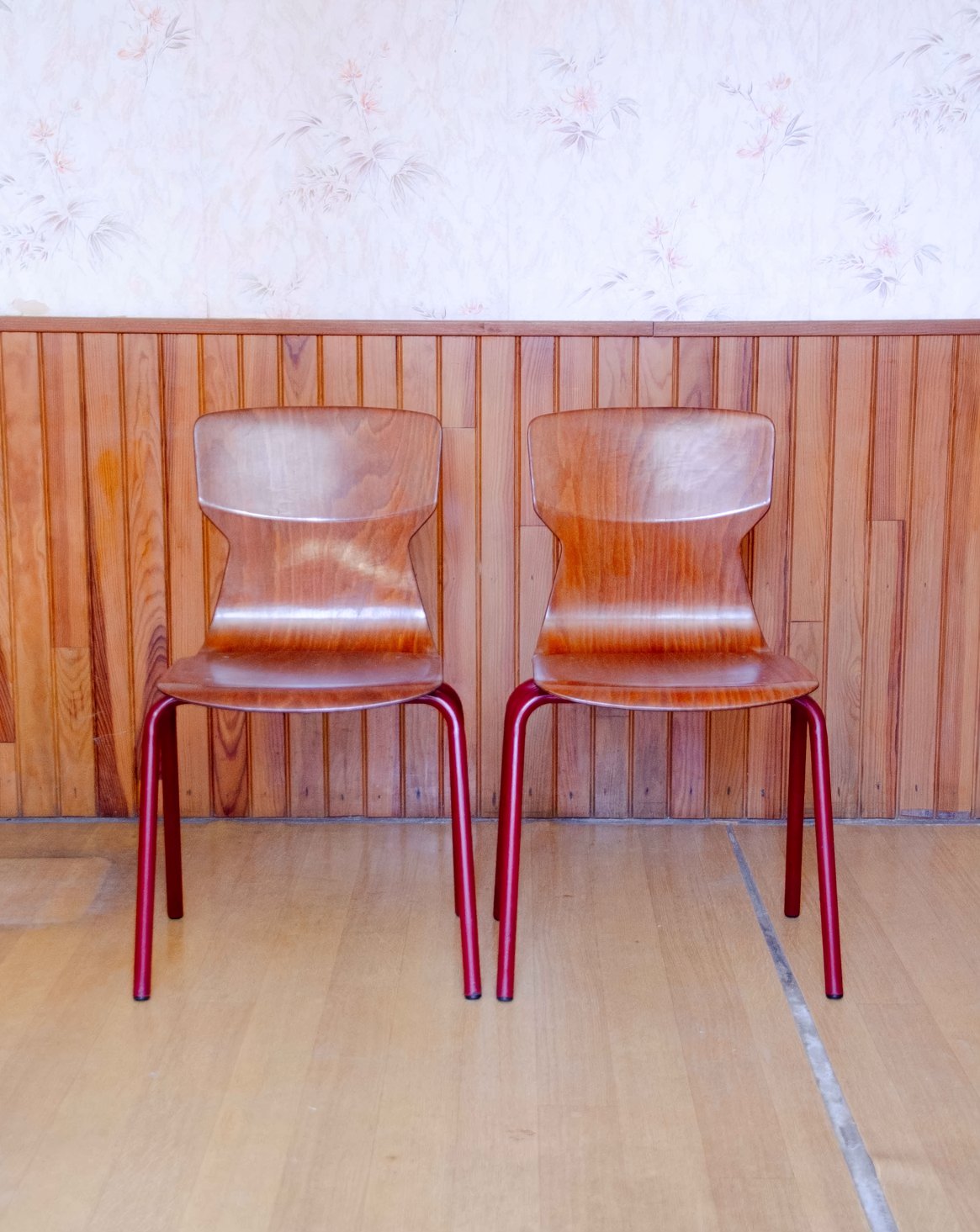 Paire de chaises de designer en bois clair Alma N°1767 - Bon état, DEBONGOUT