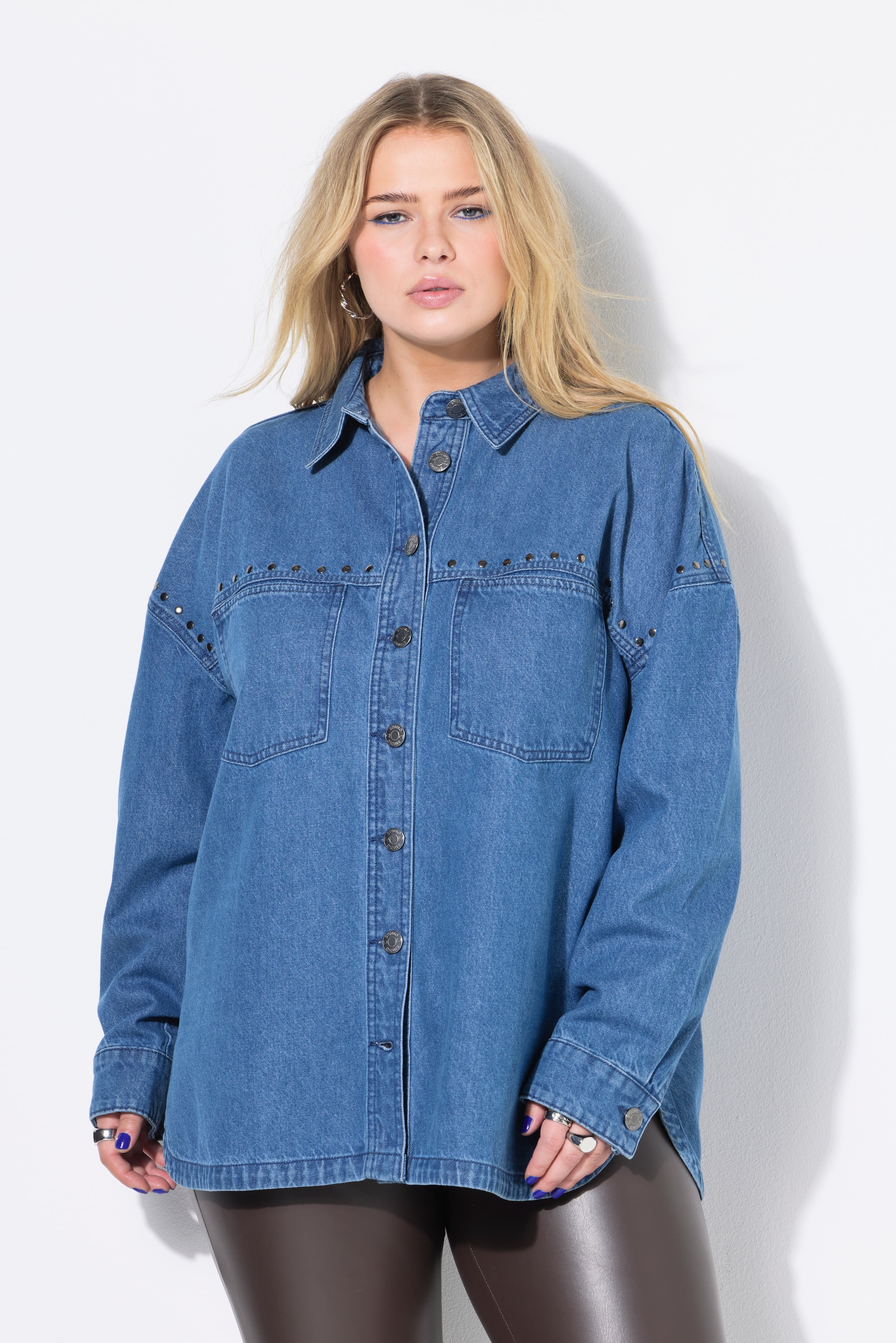 Chemise en jean oversize. Rivets fantaisie, STUDIO UNTOLD