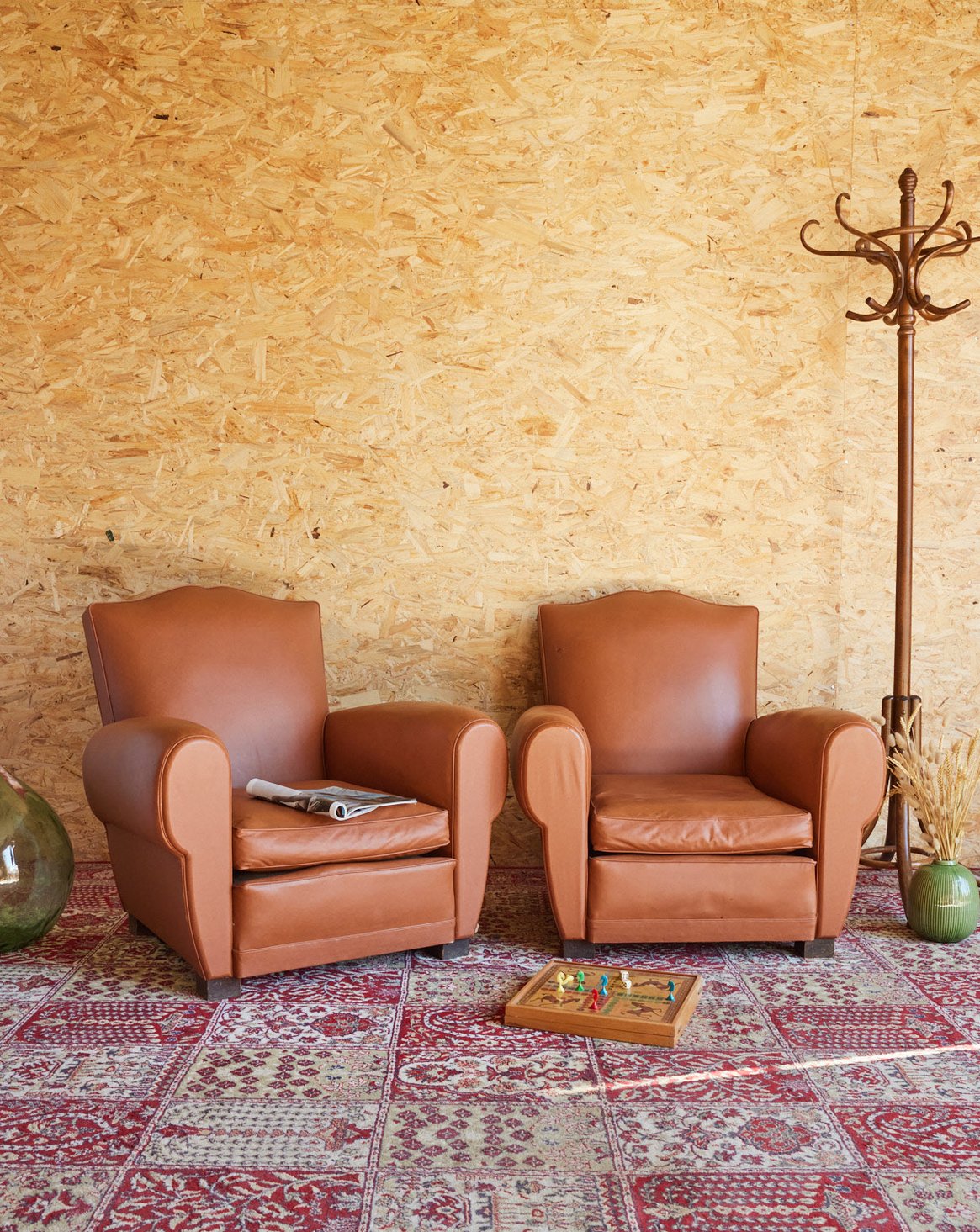 Paire de fauteuils club en cuir Ernest N°963 - Bon état, DEBONGOUT