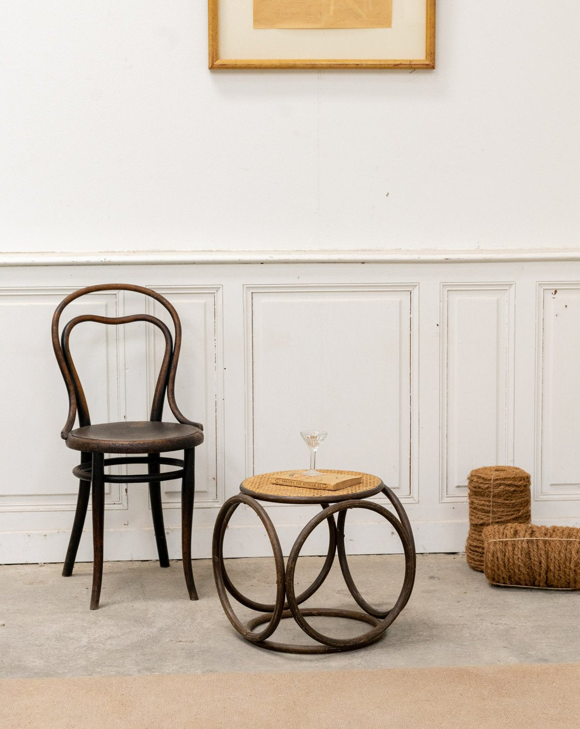 Table d'appoint en bois et cannage Francine N°1060 - Bon état, DEBONGOUT