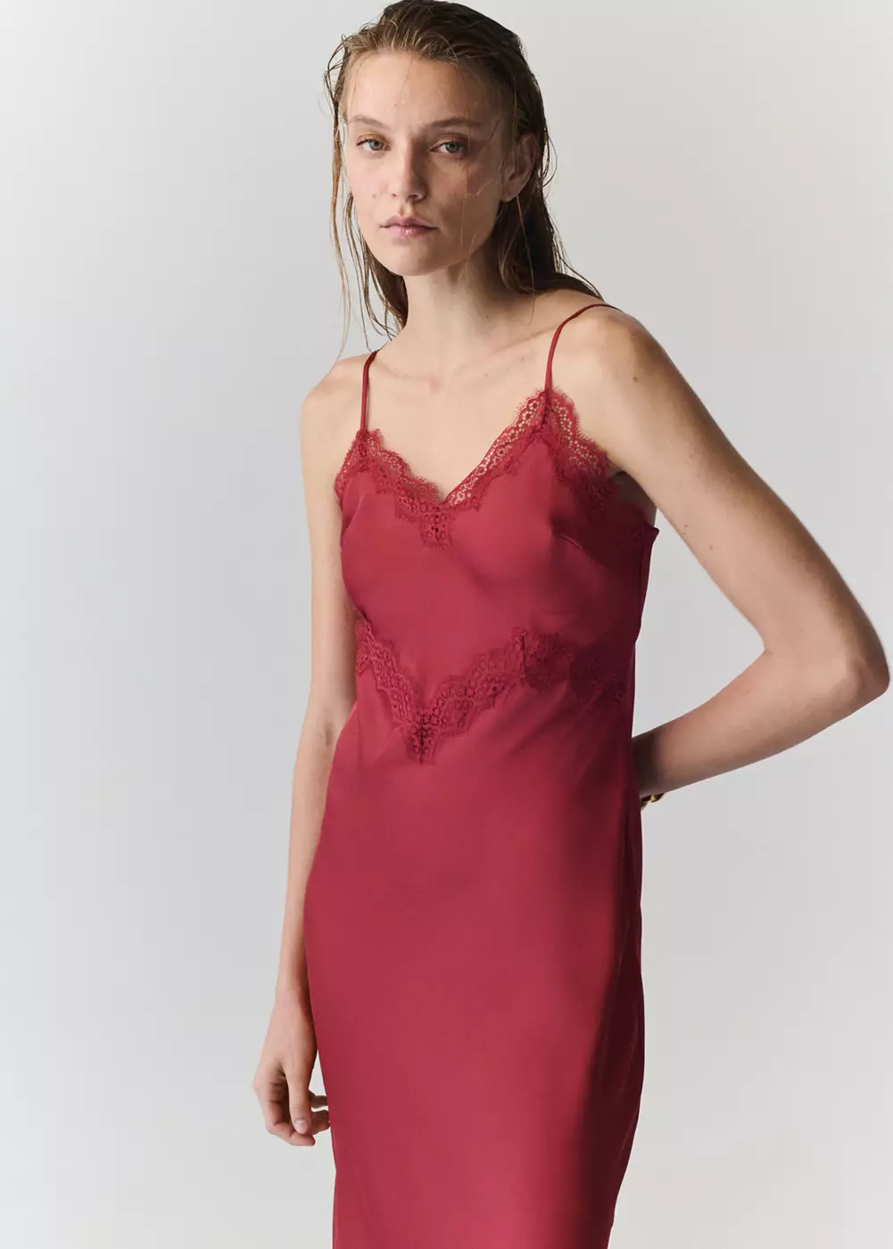 Robe satinée en dentelle, MANGO