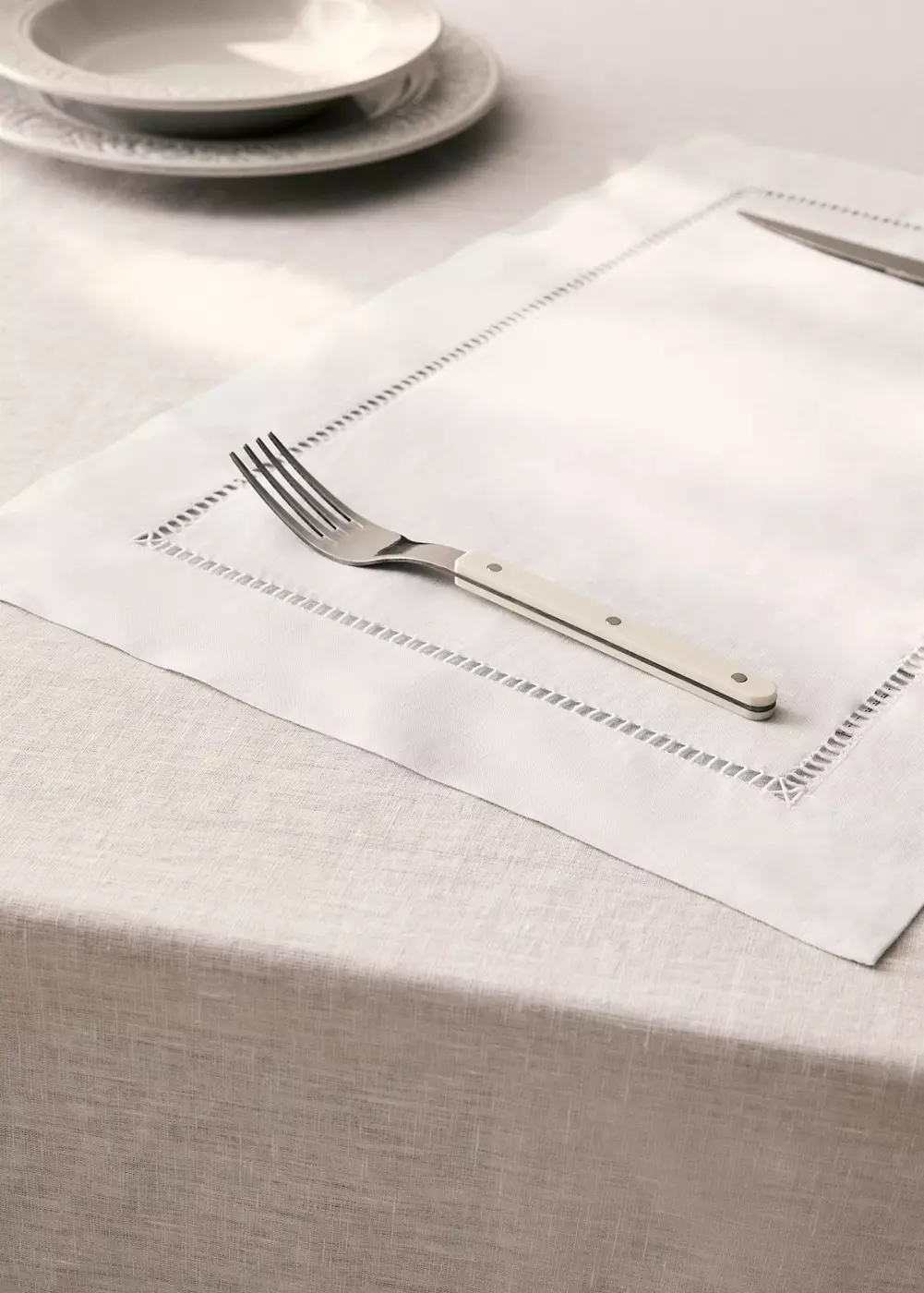 Set de table en lin brodé ajouré, MANGO HOME