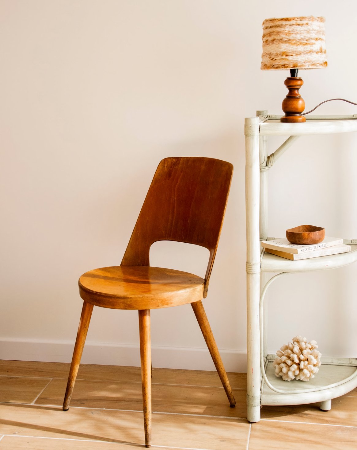 Chaise en teck foncé au design épuré Alma N°1940 - Bon état, DEBONGOUT
