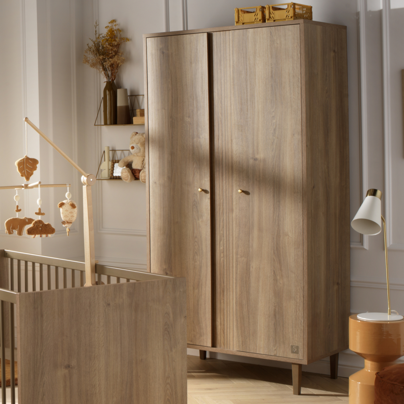 Armoire 2 portes avec détail imitation bois texturé et pieds bois, SAUTHON