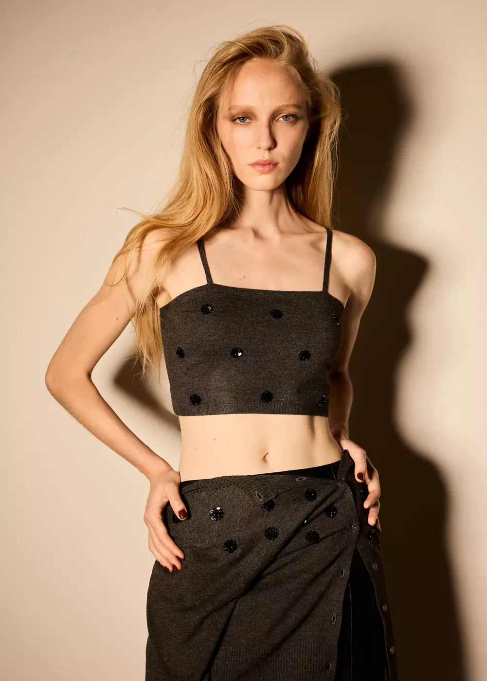 Top crop avec perles, MANGO