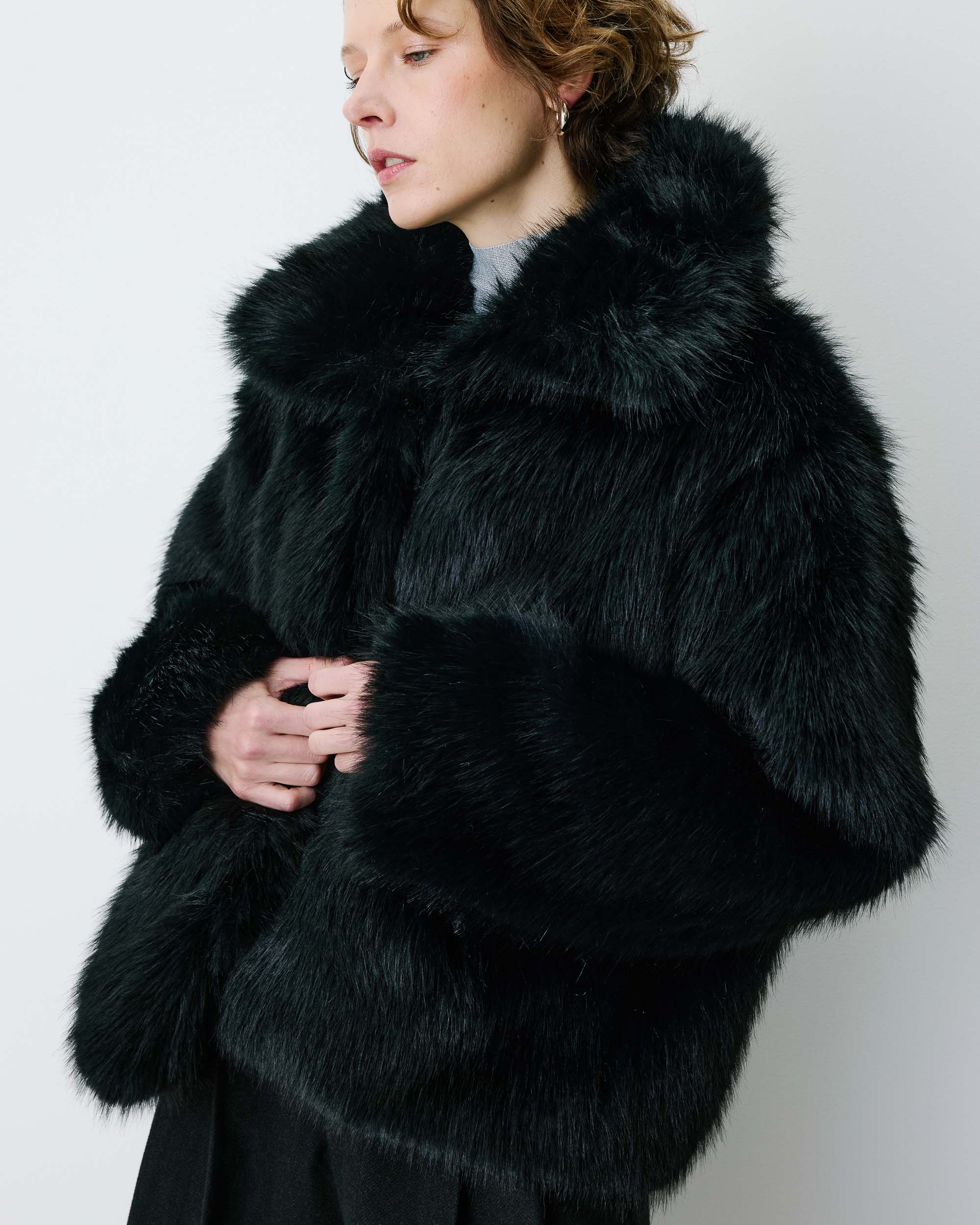 Manteau en Imitation fourrure col large noir Billie, GRACE & MILA