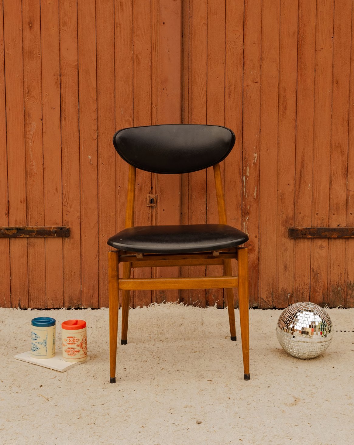 Chaise en bois et cuir noir Alma N°2076 - Bon état, DEBONGOUT