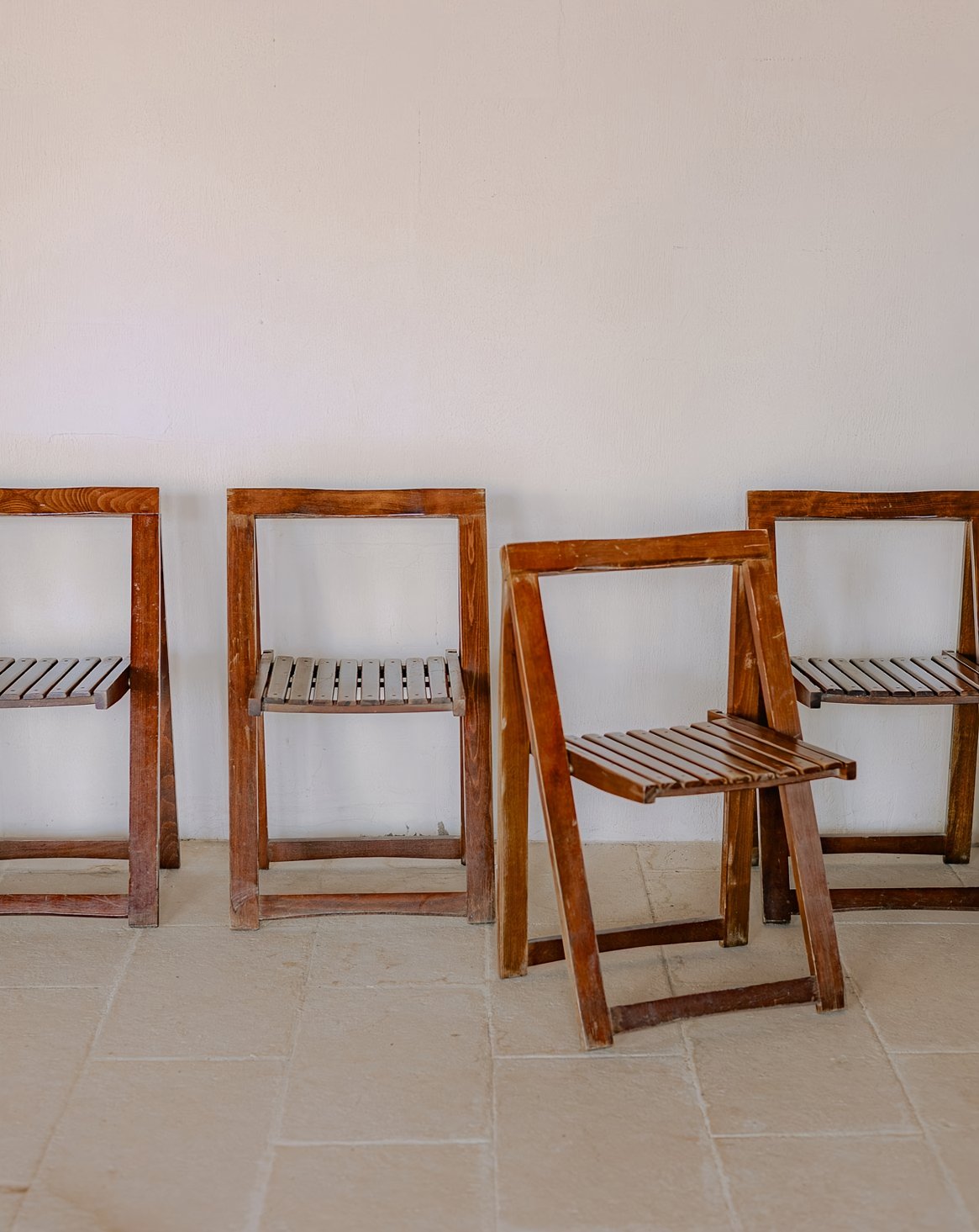 Lot de 4 chaises en bois au design géométrique moderne Claude N°1431 - Bon état, DEBONGOUT