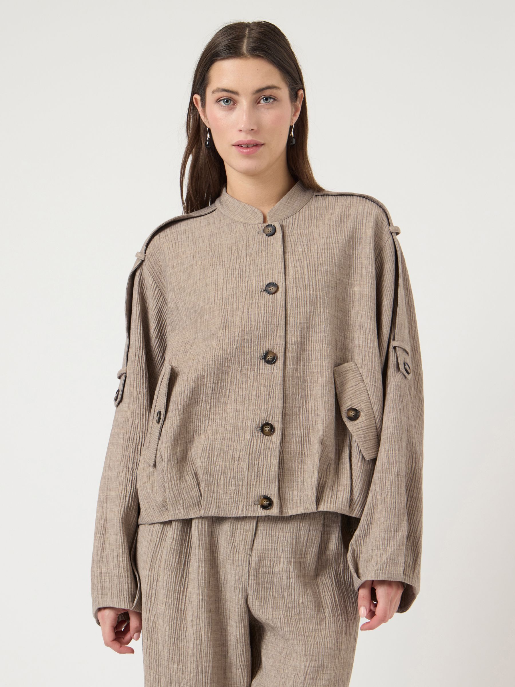 Veste, YAS