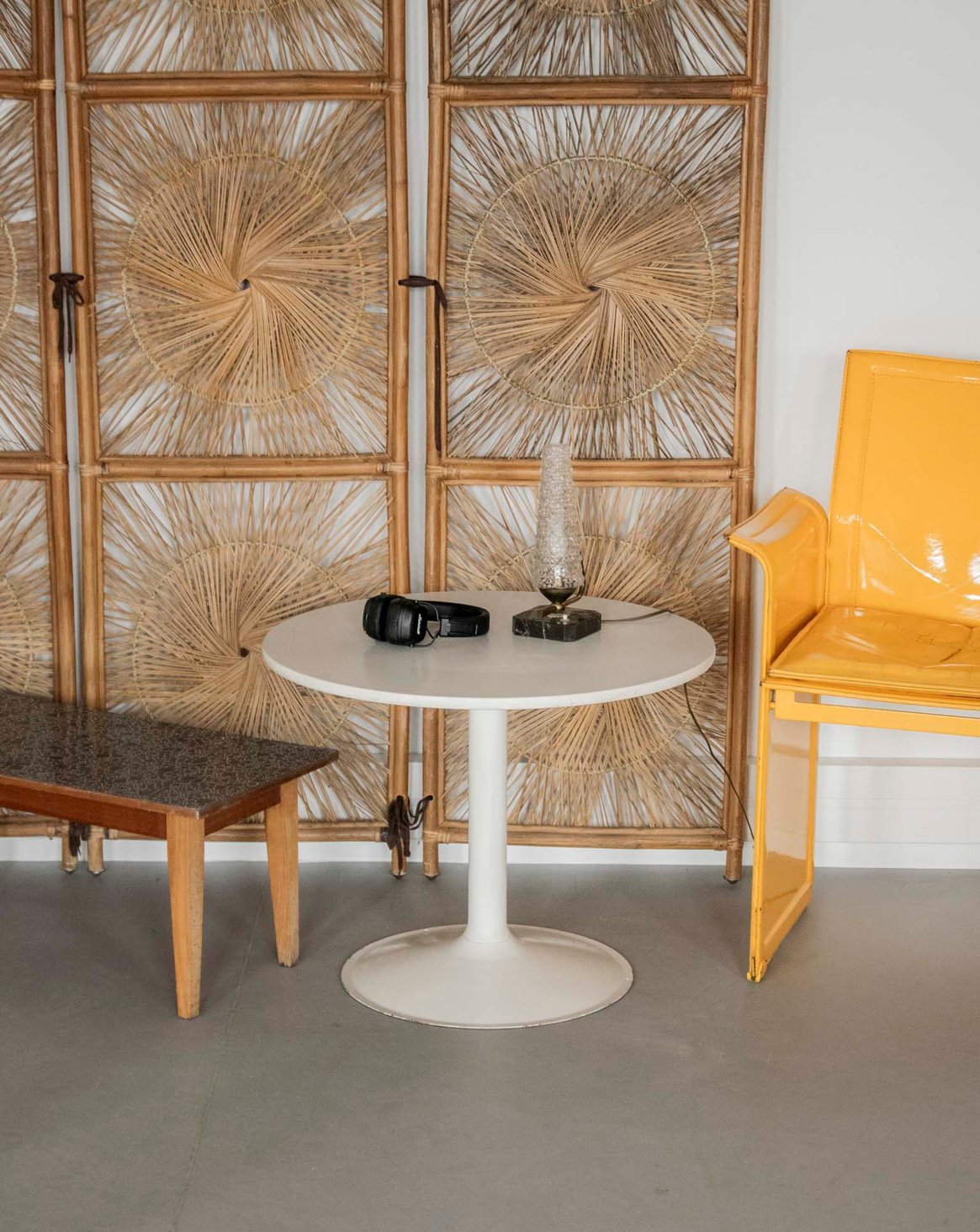 Table basse tulipe blanche Donna N°969 - Bon état, DEBONGOUT