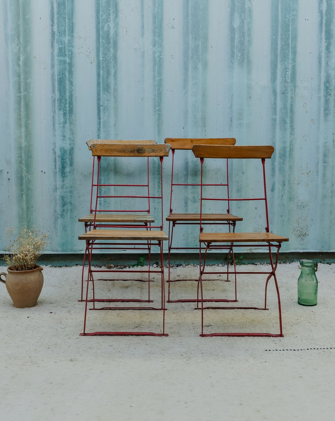 Lot de 4 chaises en bois et métal rouge Claude N°1652 - Bon état, DEBONGOUT