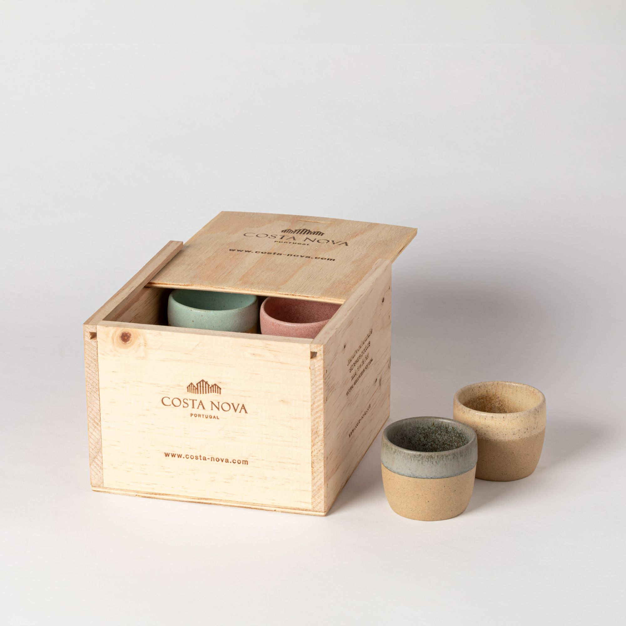 Boîte en bois avec 8 tasses espressos, ARENITO, COSTA NOVA