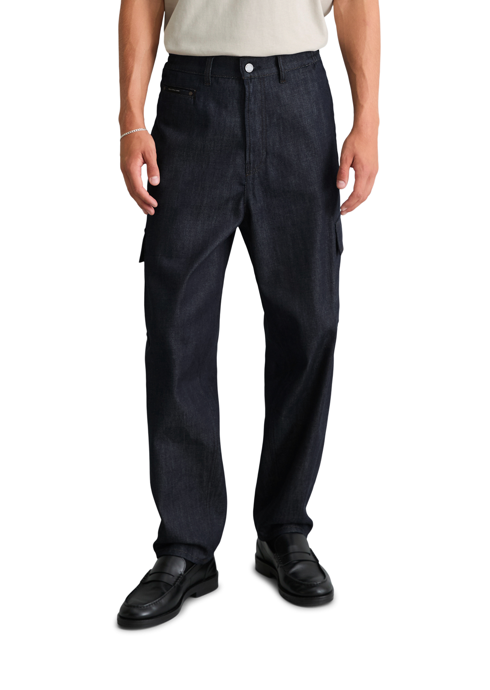 Jean cargo modèle Isak, coupe large, fuselée et raccourcie réalisé avec Orange Fiber, MARC O’POLO DENIM