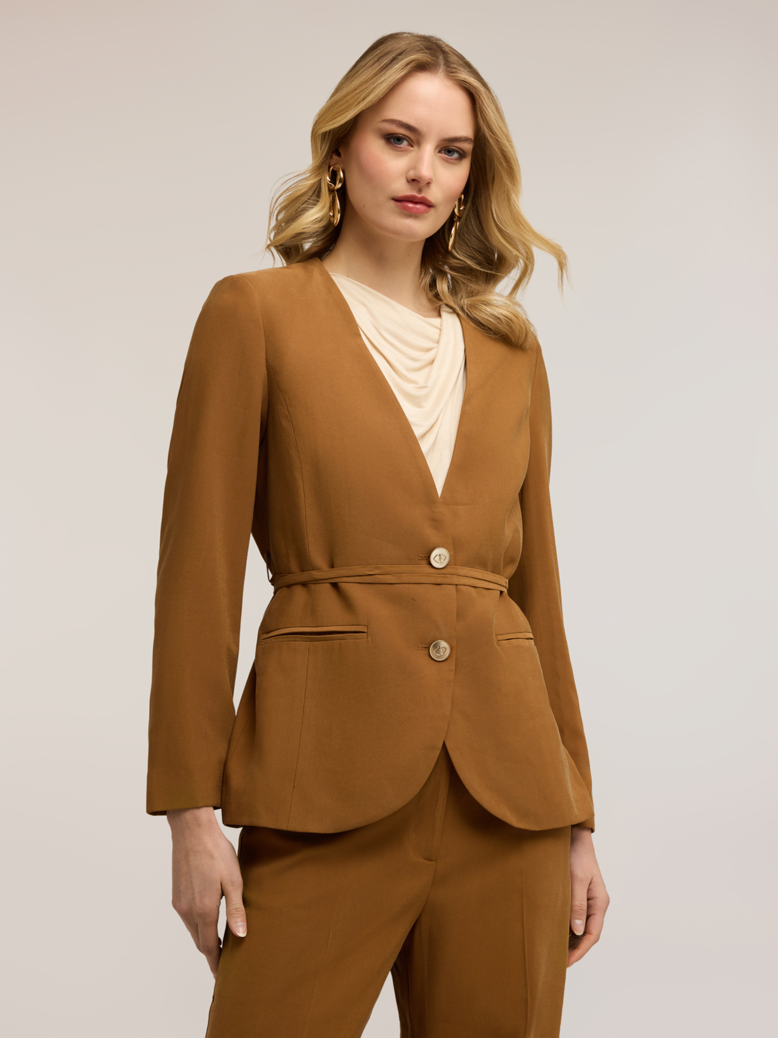 Veste sans col avec ceinture, MOTIVI