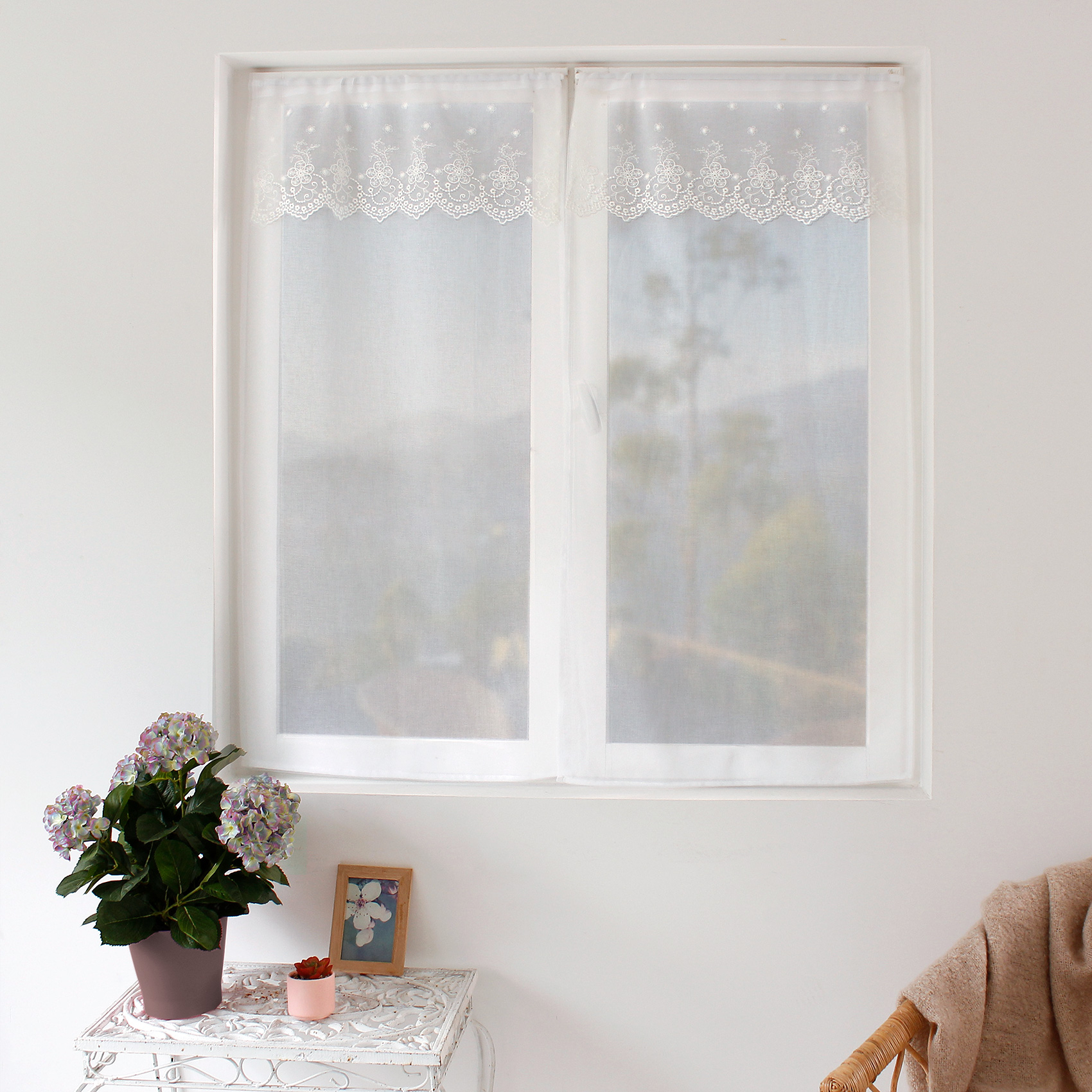 Paire de petits voilages avec top à volant brodé, HOME MAISON