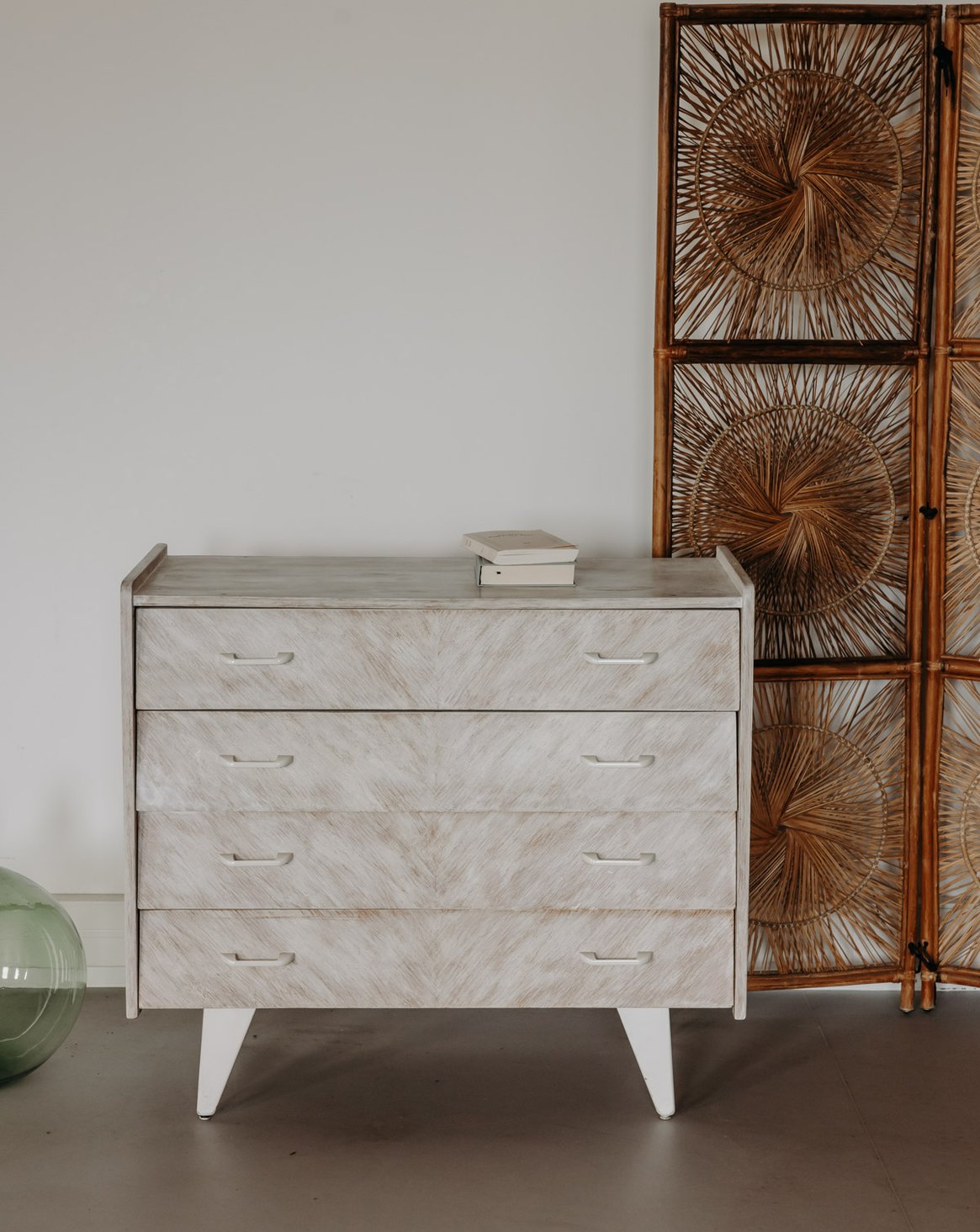 Jolie commode en bois teinté couleur crème Olga N°1109 - Bon état, DEBONGOUT