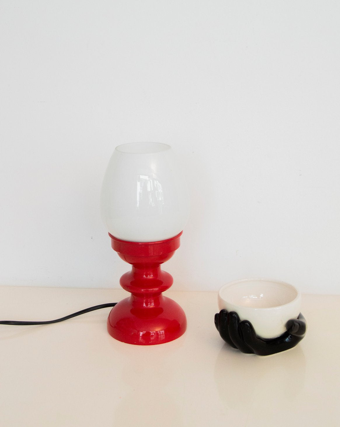 Lampe rouge en bois et verre Julia N°811 - Bon état, DEBONGOUT