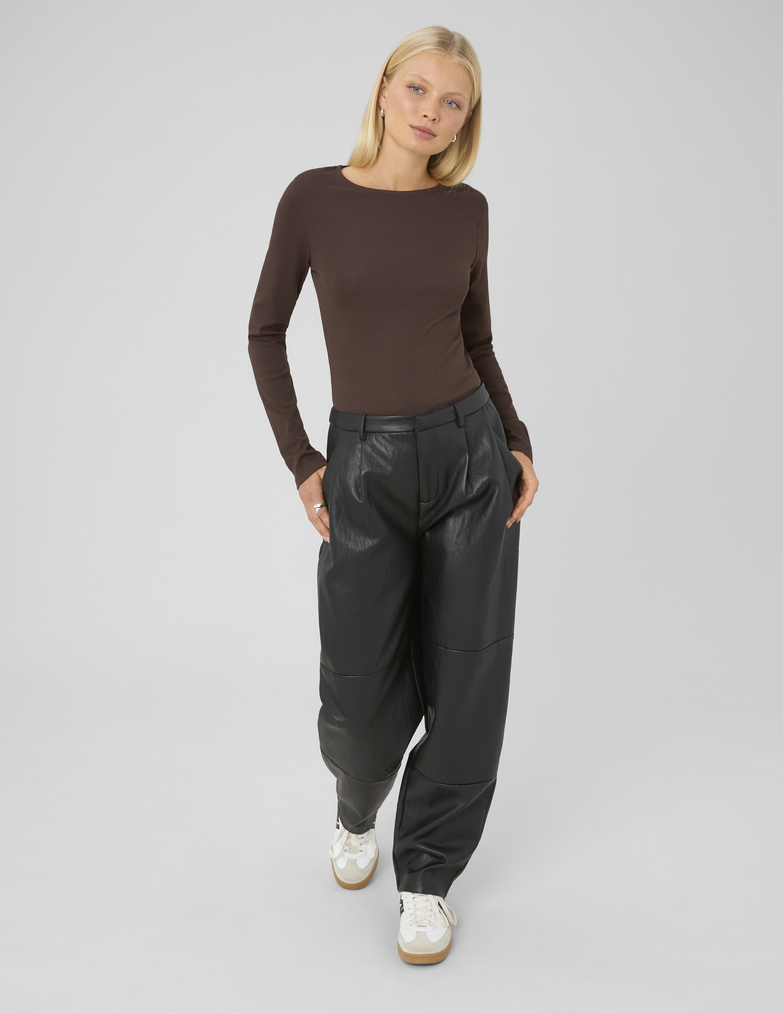 Pantalon en tissu enduit à pinces, BZB