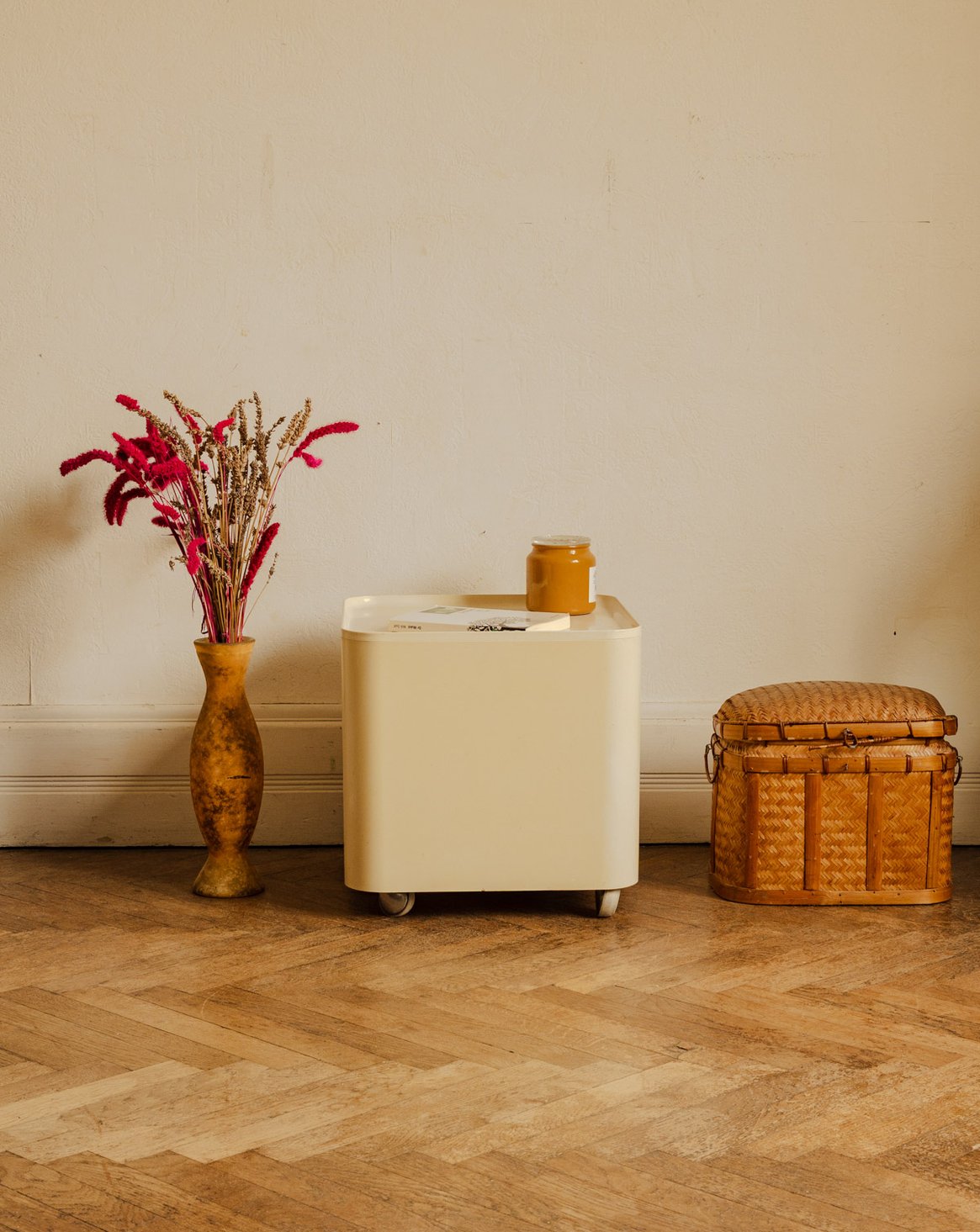 Table d'appoint en plastique crème Hanna N°1591 - Bon état, DEBONGOUT