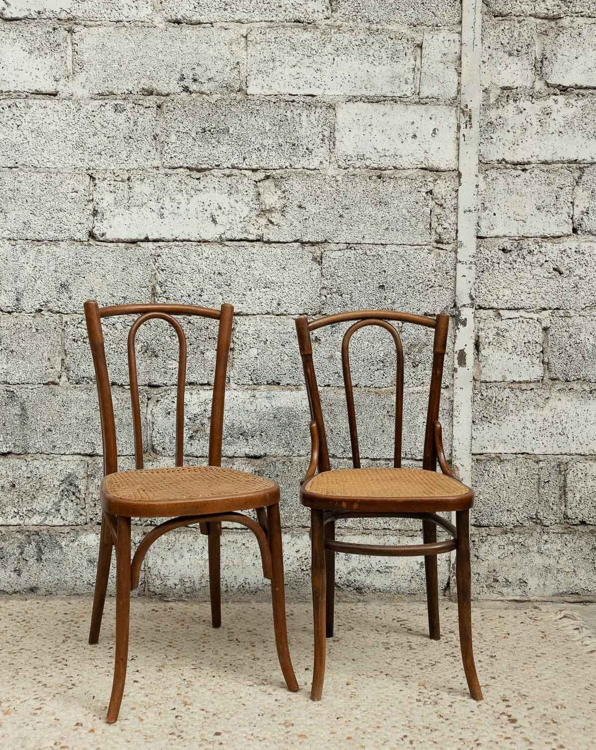 Paire de chaises singulière Claude N°1501 - Bon état, DEBONGOUT