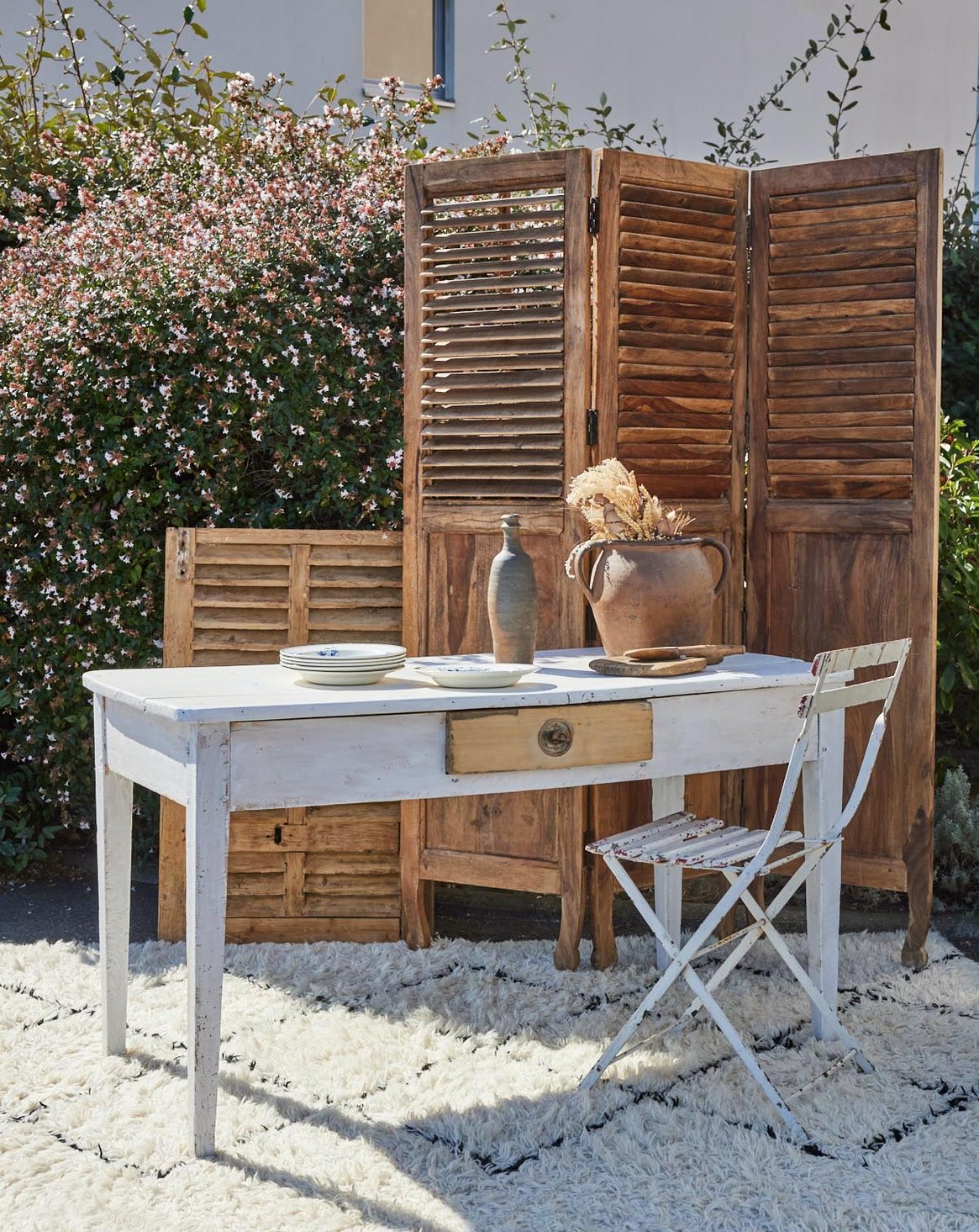 Grand bureau en bois blanc Edouard N°1074 - Bon état, DEBONGOUT