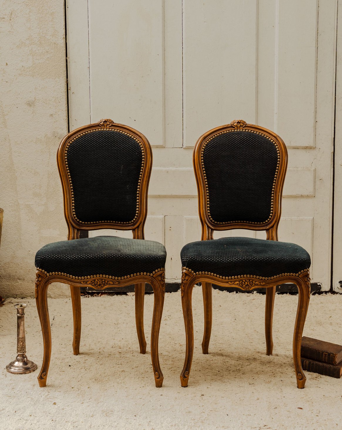 Paire de chaises en bois et tissu noir Claude N°1702 - Bon état, DEBONGOUT