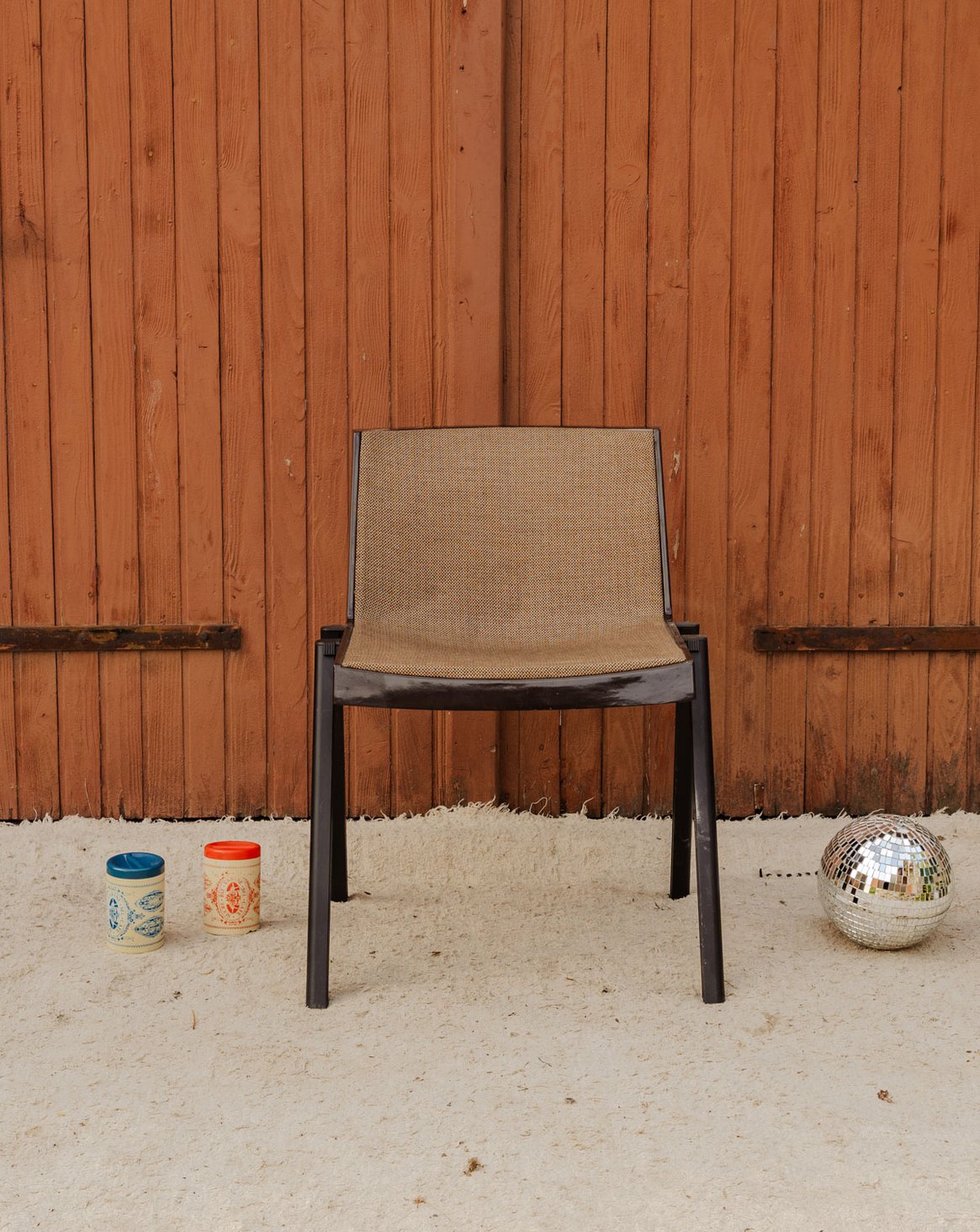 Chaise en plastique marron et tissu beige Alma N°2079 - Bon état, DEBONGOUT