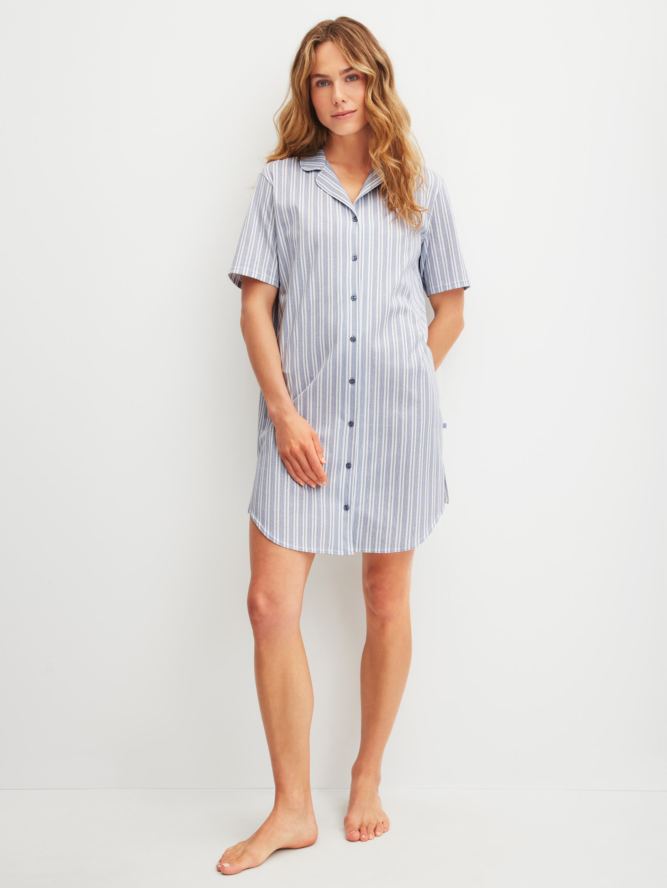 Chemise de nuit à manches courtes avec boutons, longueur 95 cm manches courtes Coton STRIPED DREAMS, CALIDA