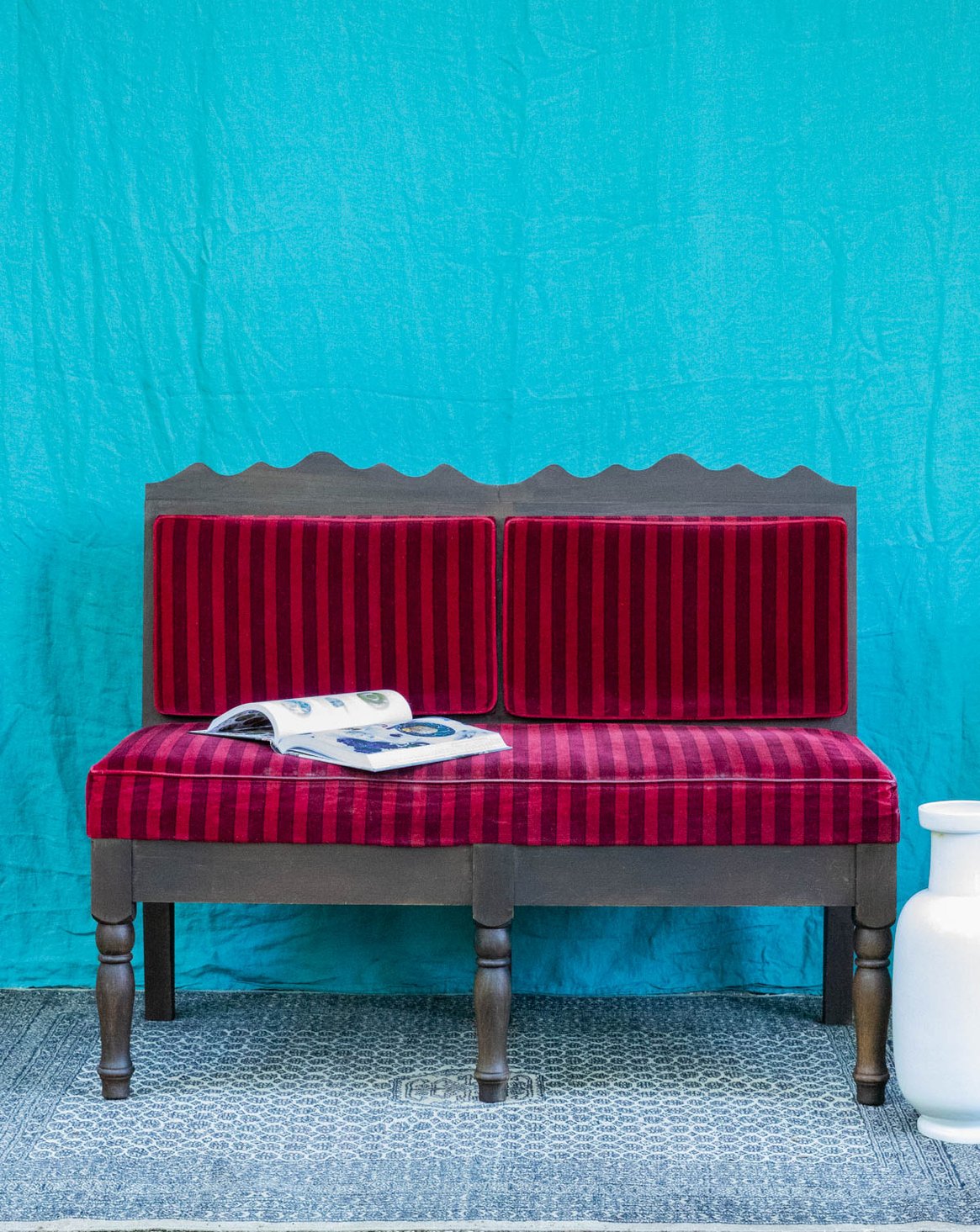 Banquette deux places en velours vintage Clara N°153 - Bon état, DEBONGOUT