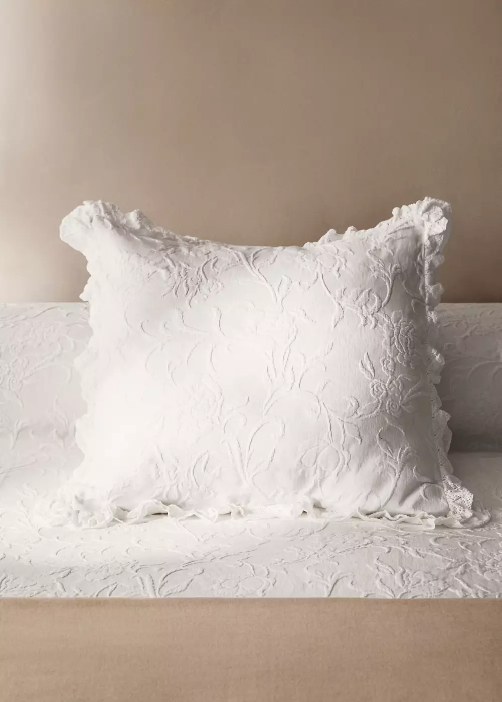 Taie d'oreiller coton jacquard fleuri avec volant 50x50 cm, MANGO HOME