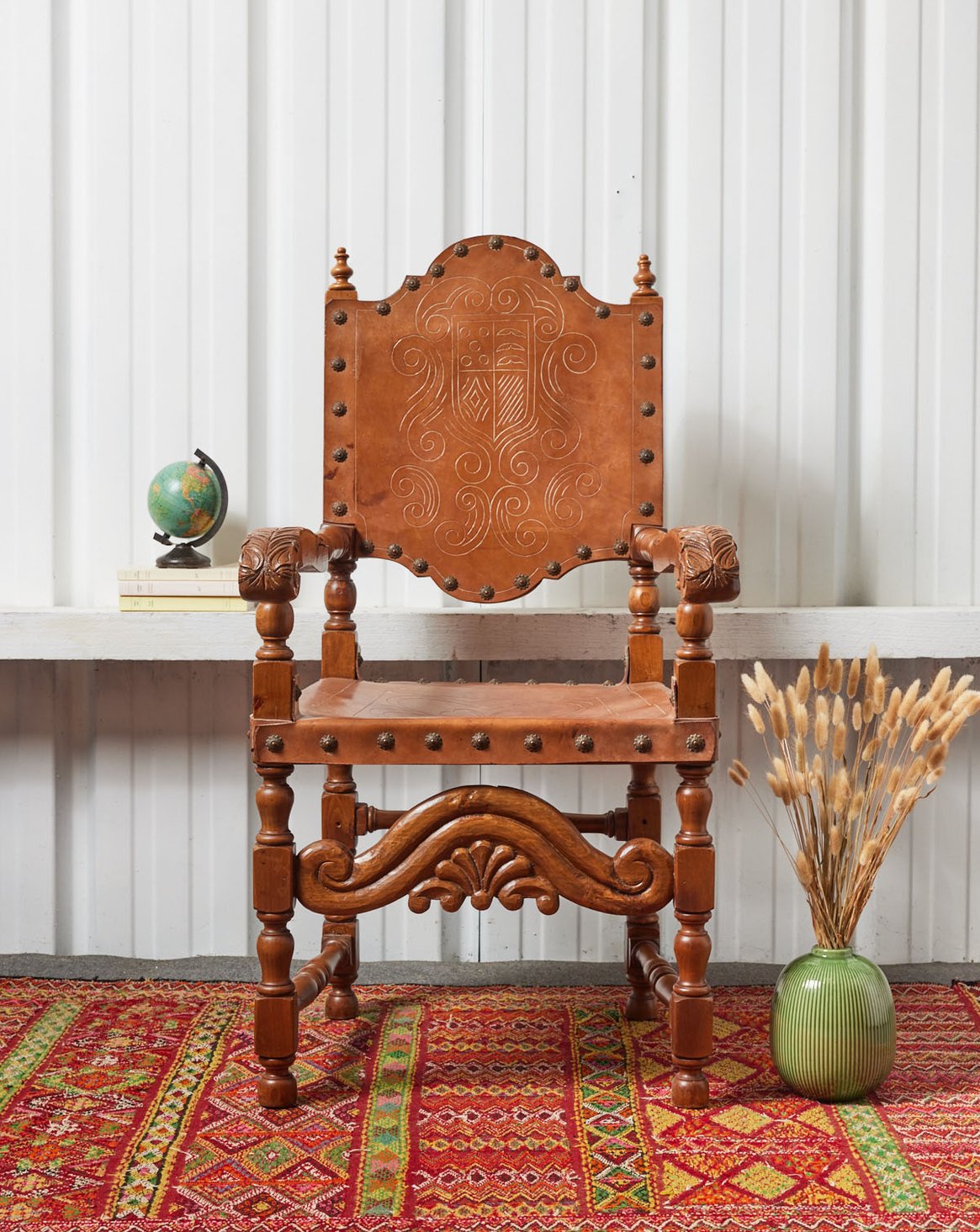 Fauteuil médiéval en cuir Ernest N°803 - Bon état, DEBONGOUT