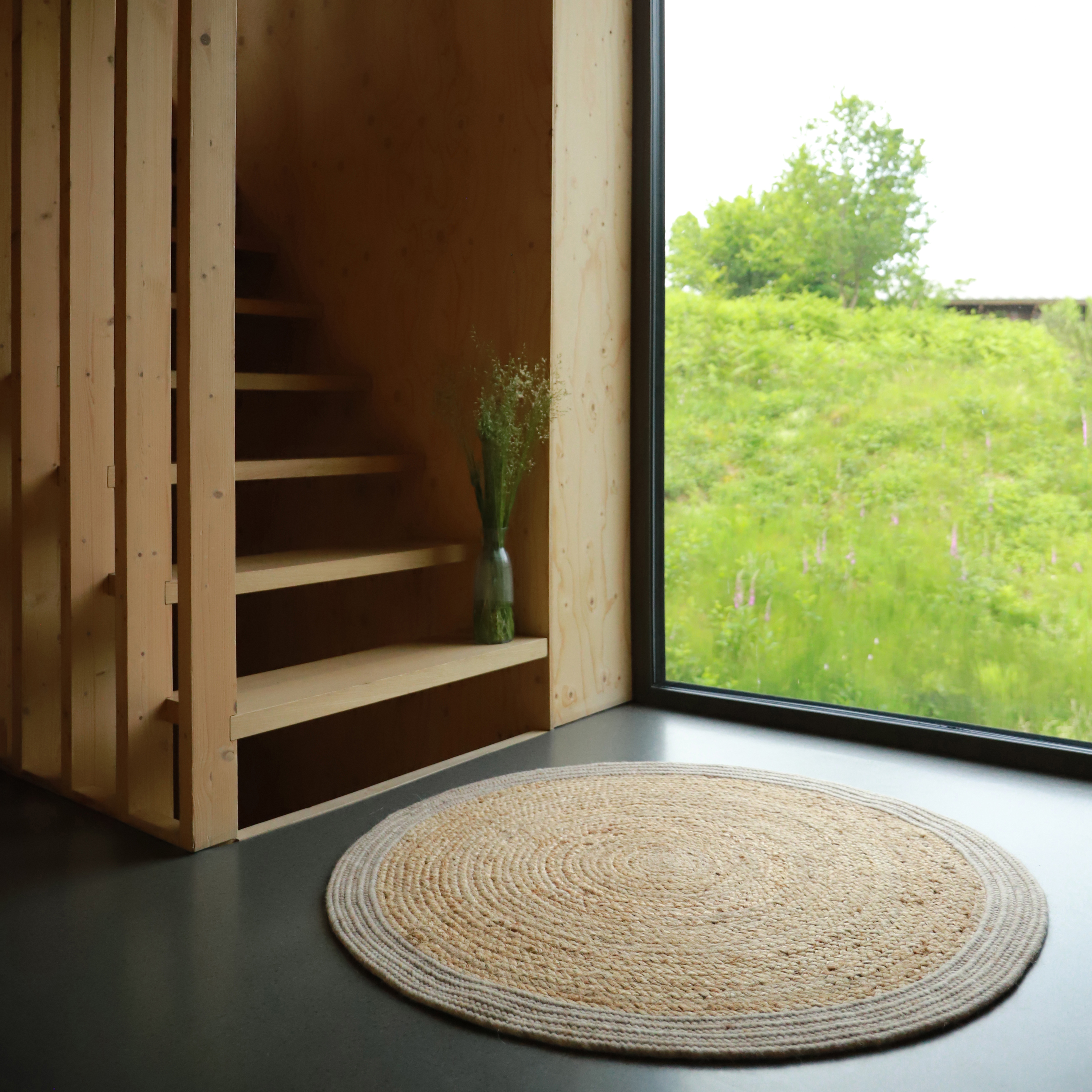 Tapis rond en jute et laine feutrée YHUKI, NATTIOT