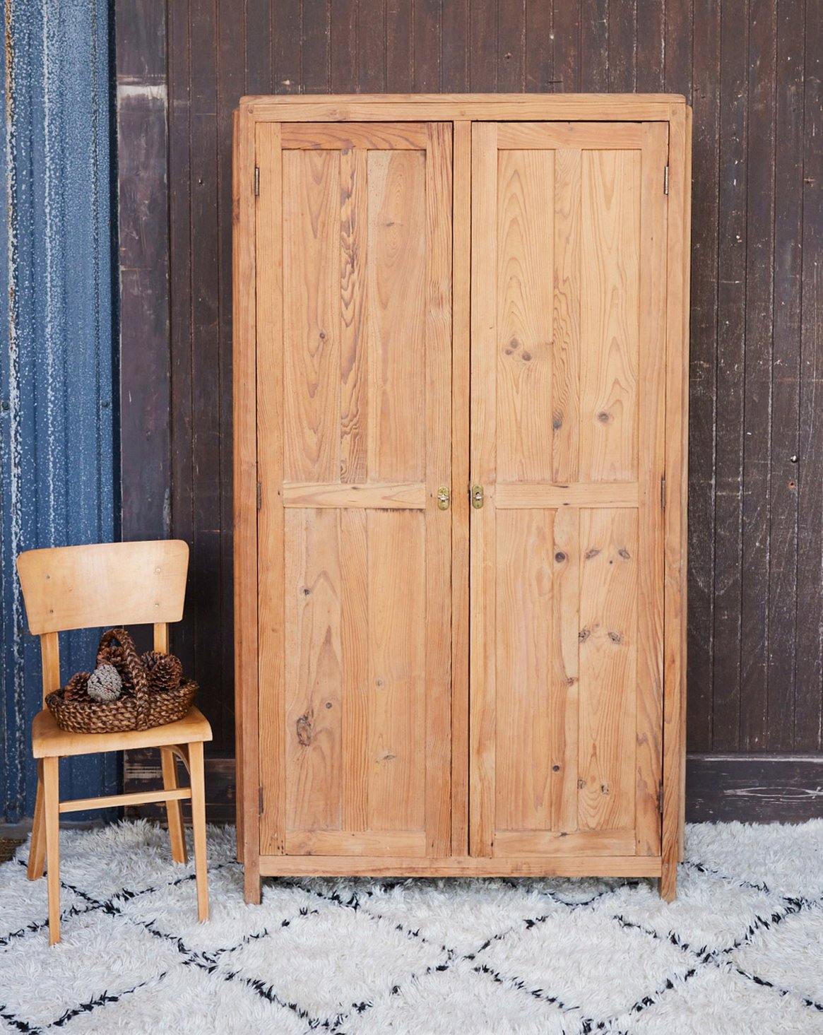 Armoire parisienne sablée en bois clair Blandine N°539 - Bon état, DEBONGOUT