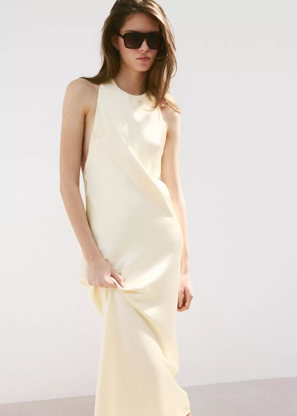 Robe satinée à détails sur le dos, MANGO