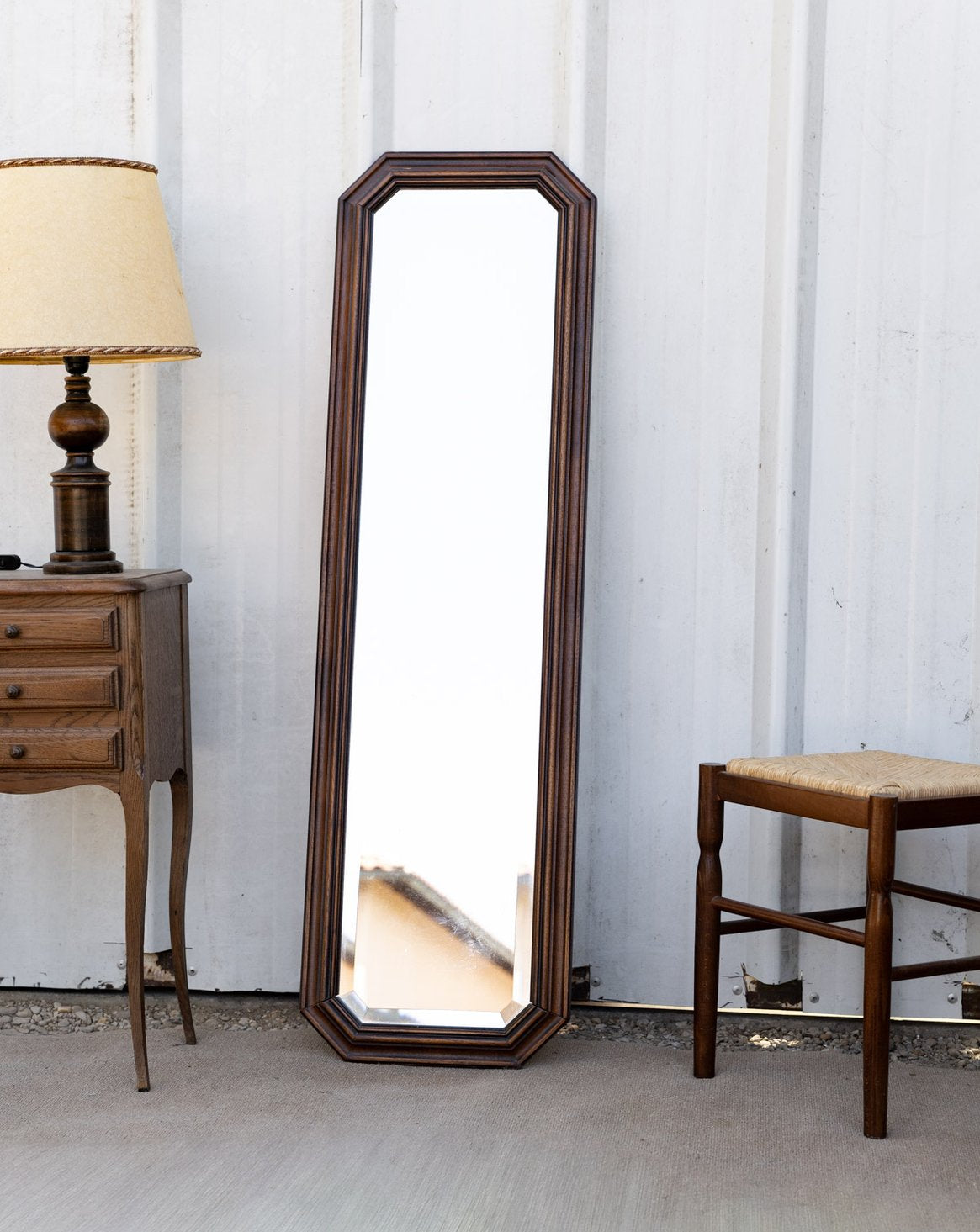 Grand miroir vertical biseauté en bois foncé Georges N°1361 - Bon état, DEBONGOUT