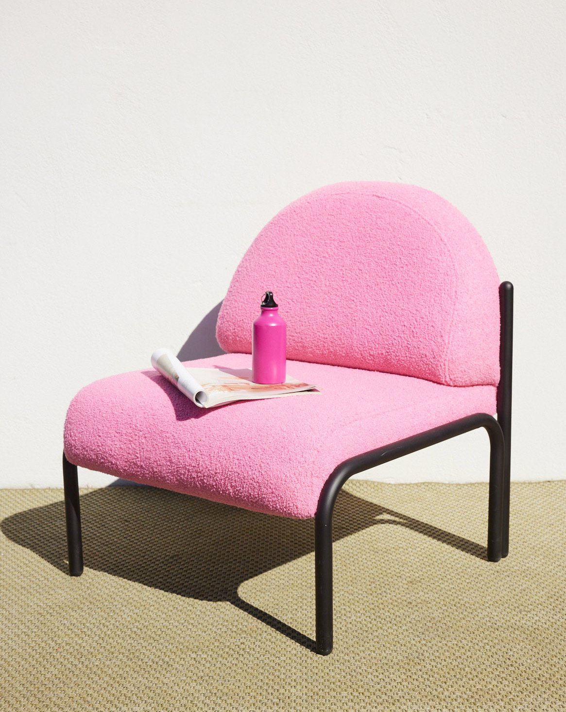 Fauteuil rose bonbon Jakob N°1354 - Bon état, DEBONGOUT