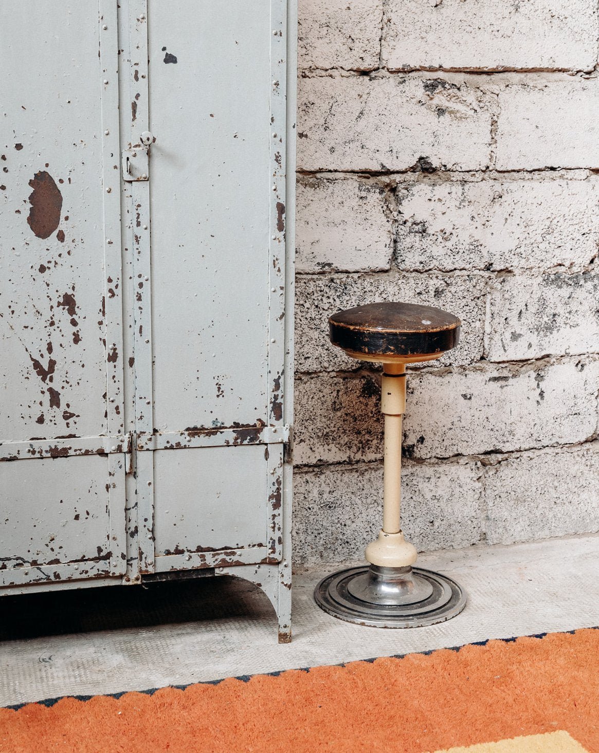 Tabouret haut en cuir Pierre N°11 - Bon état, DEBONGOUT