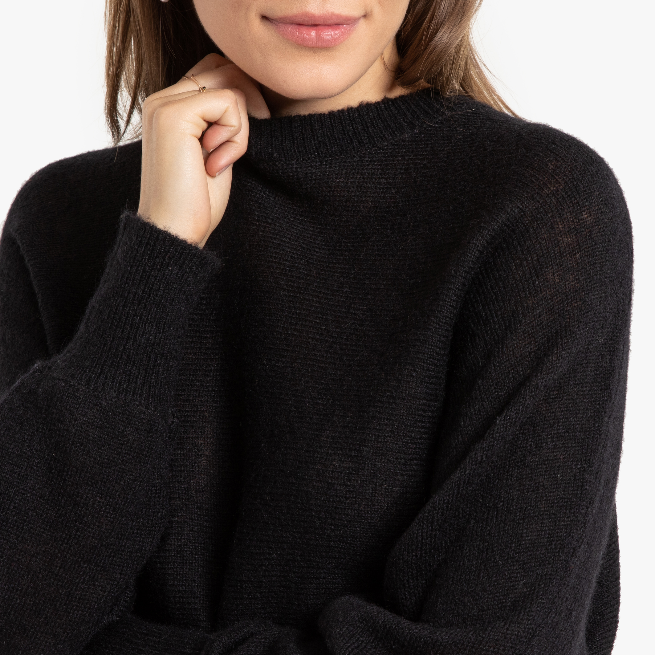 Черный объемный свитер женский